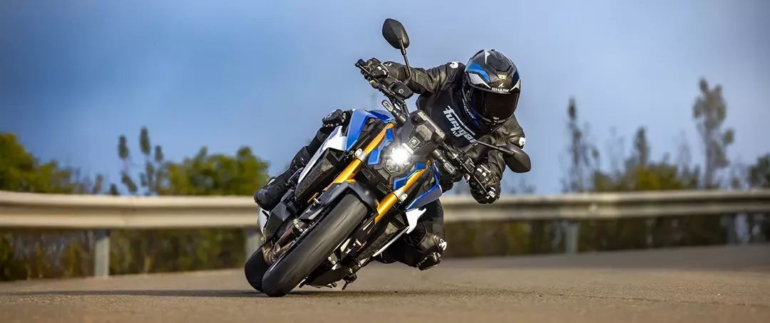 Suzuki GSX-S1000 leaning hard into a corner