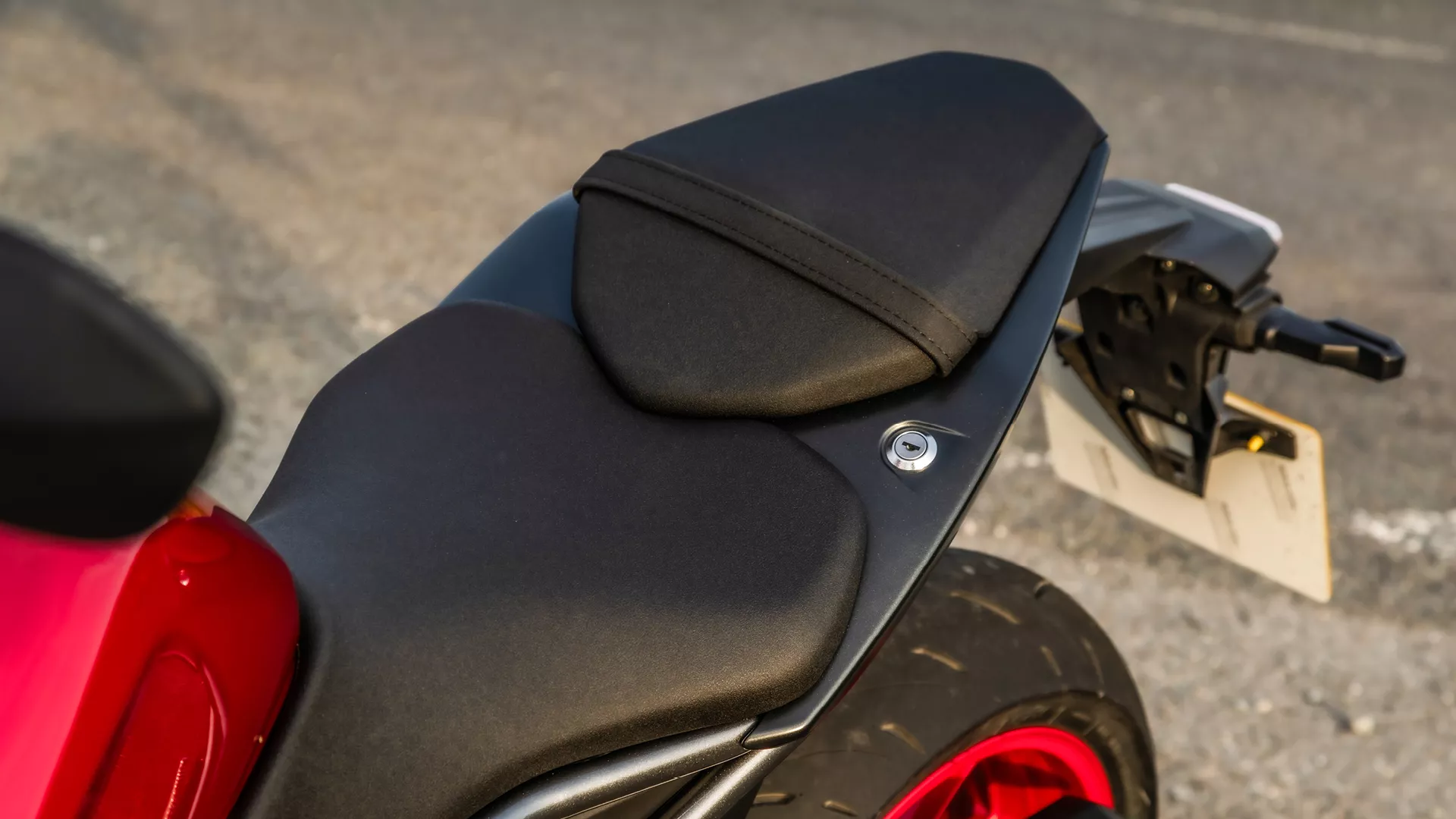 Suzuki GSX-8S seat and pillion seat close-up