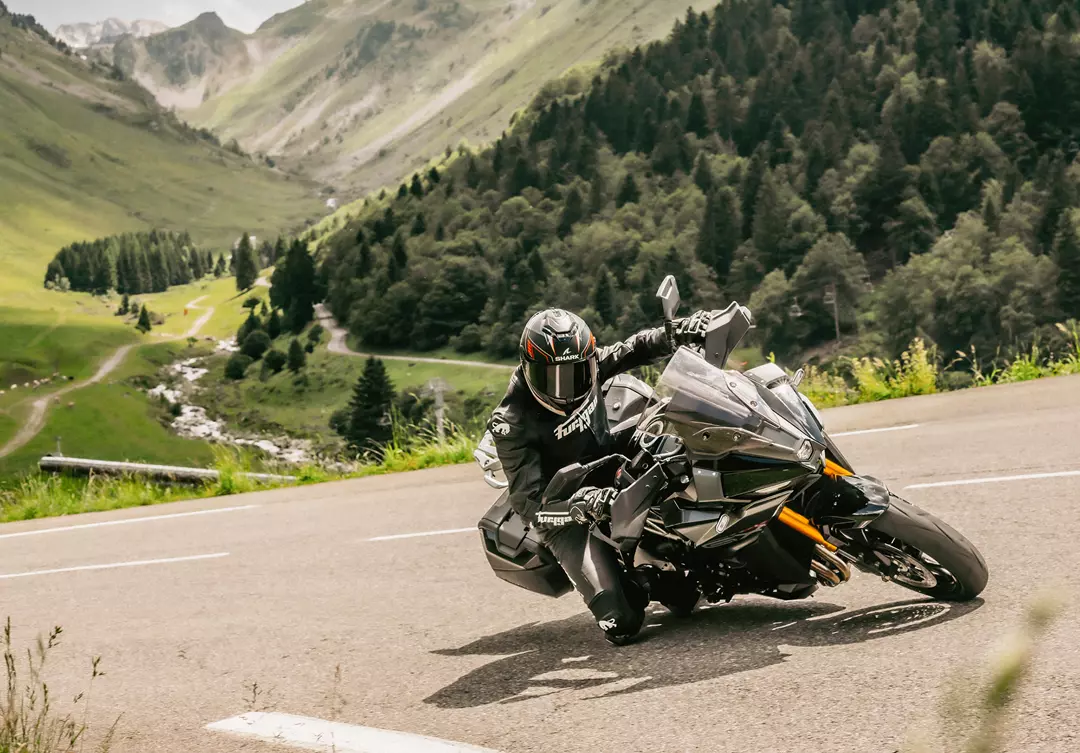 NEW SUZUKI GSX-S1000GX & GSX-8R REVEALED AT EICMA 