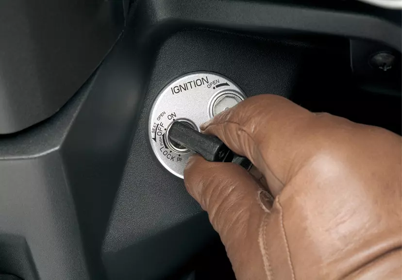 Suzuki Avenis 125 theft deterrent key system, highlighting advanced security features.