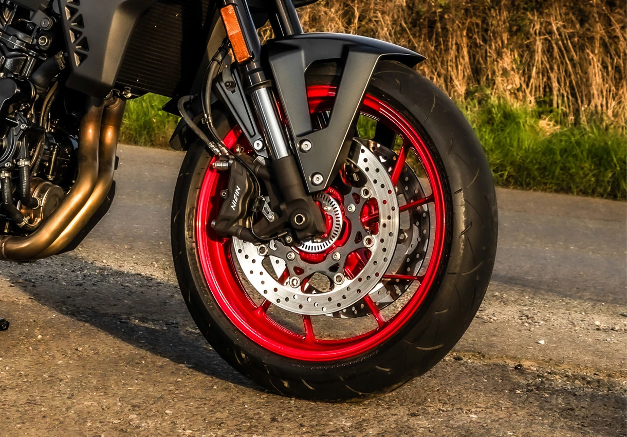 Suzuki GSX-8S front wheel side-on close up.