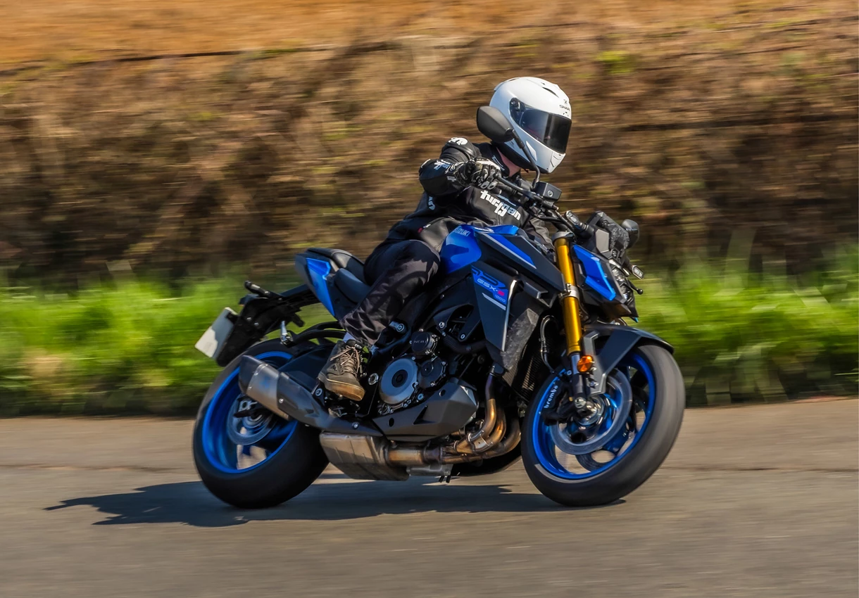Suzuki GSX-S1000 leant over going around a corner on a country road