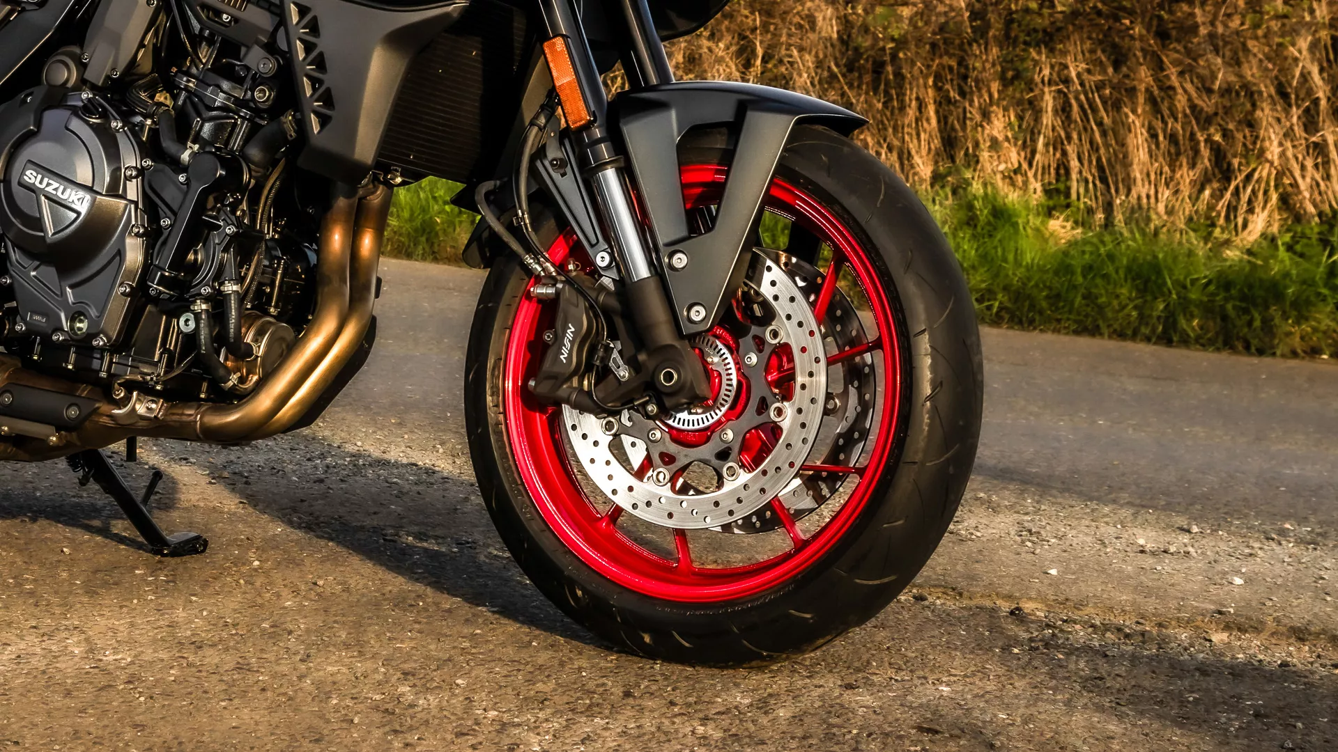 Suzuki GSX-8S front wheel side-on close up.