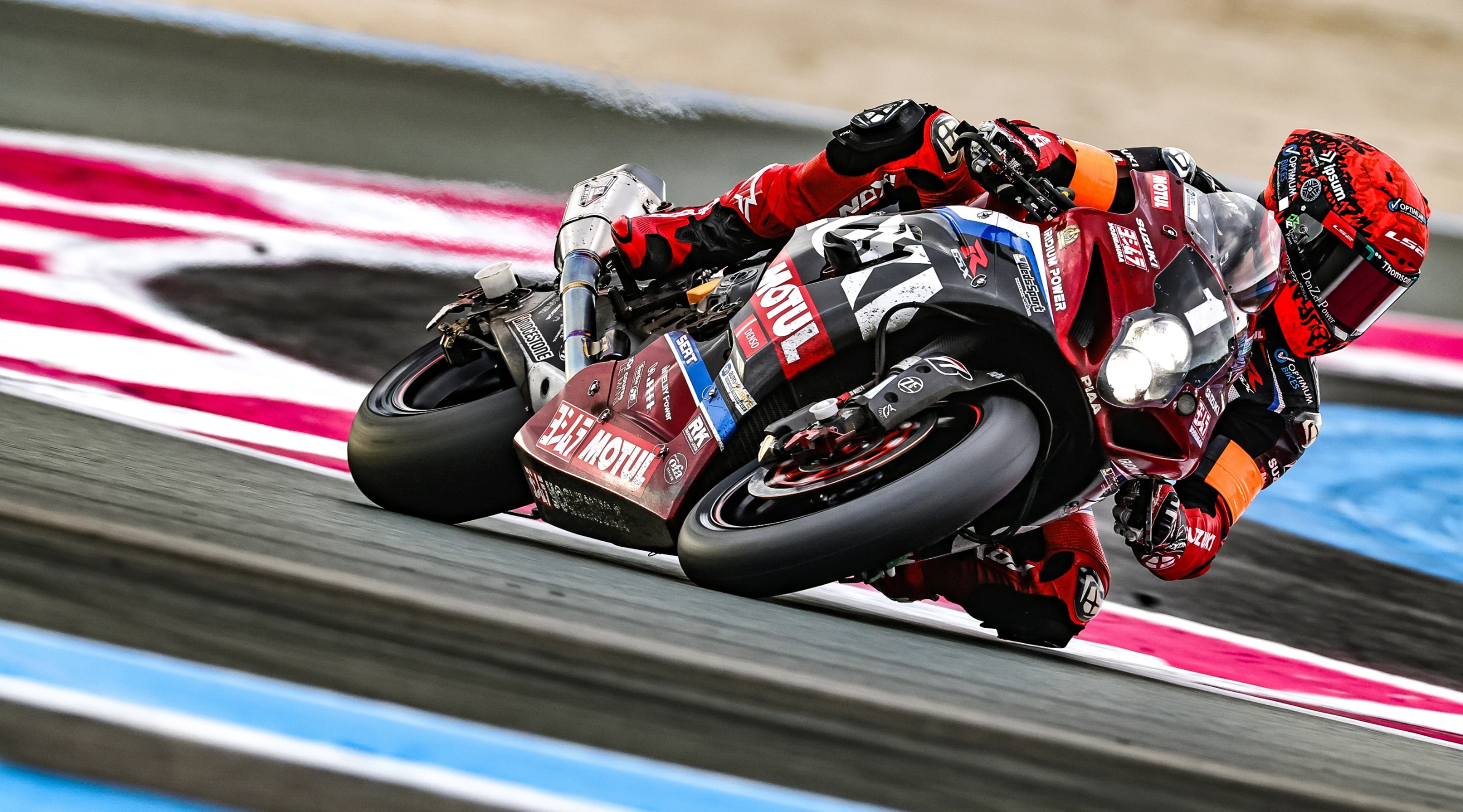 Suzuki SERT race bike leaning hard into a corner at Paul Ricard