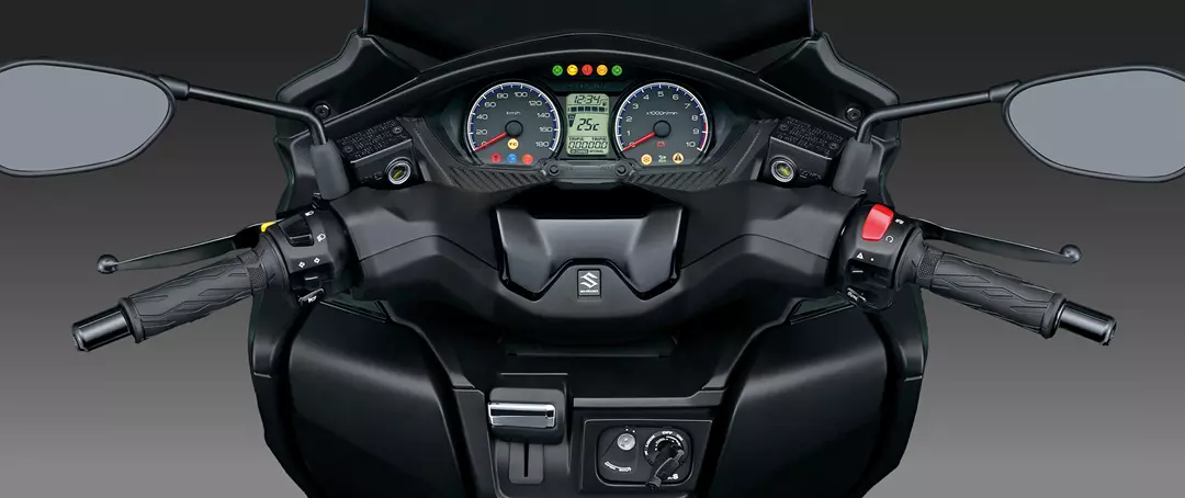 Suzuki Burgman 400 dash close up 