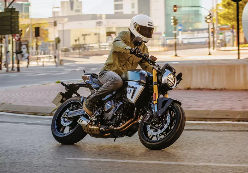 Suzuki GSX-8T going round a roundabout