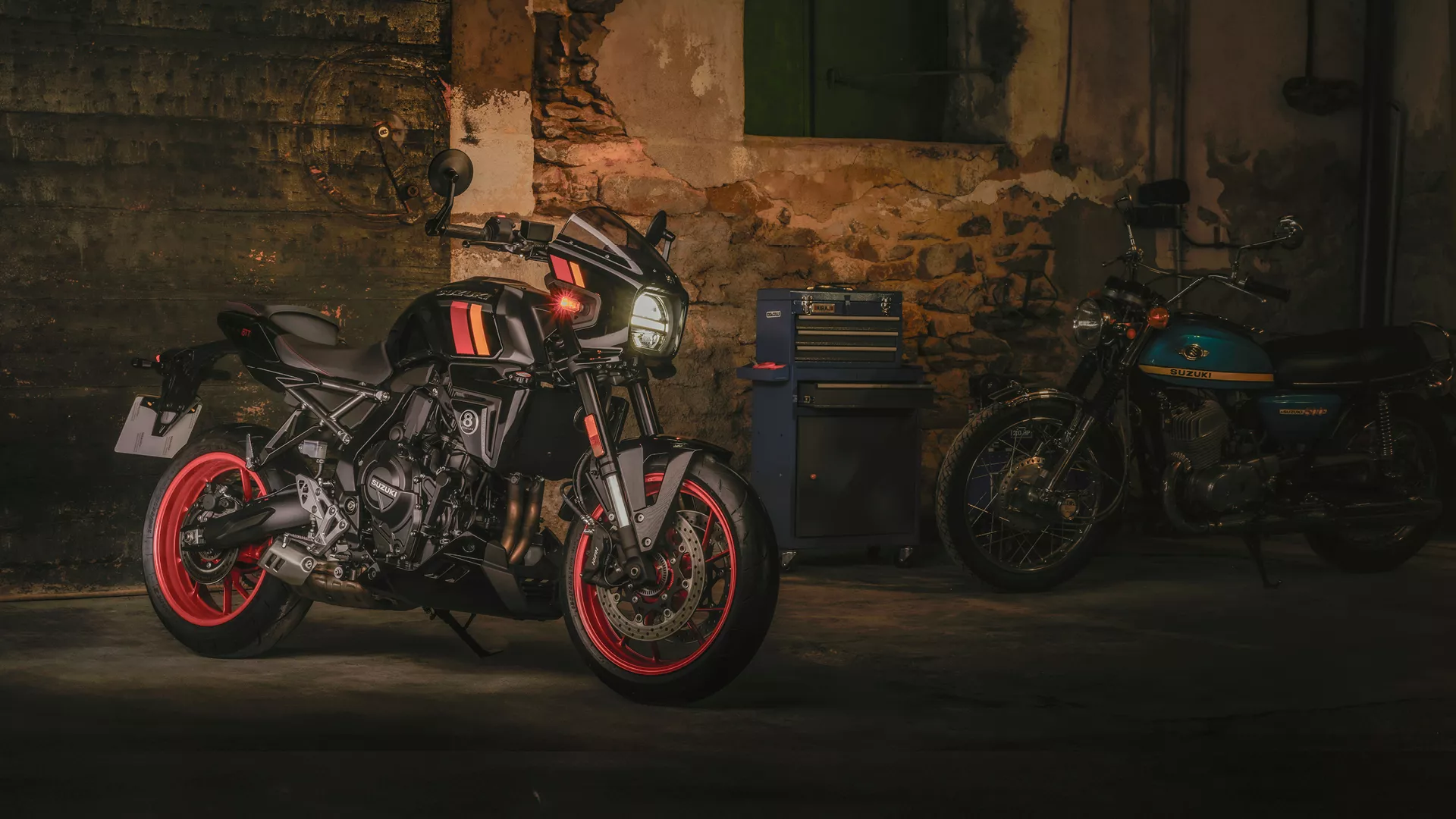 Suzuki GSX-8TT black in a darkly light barn