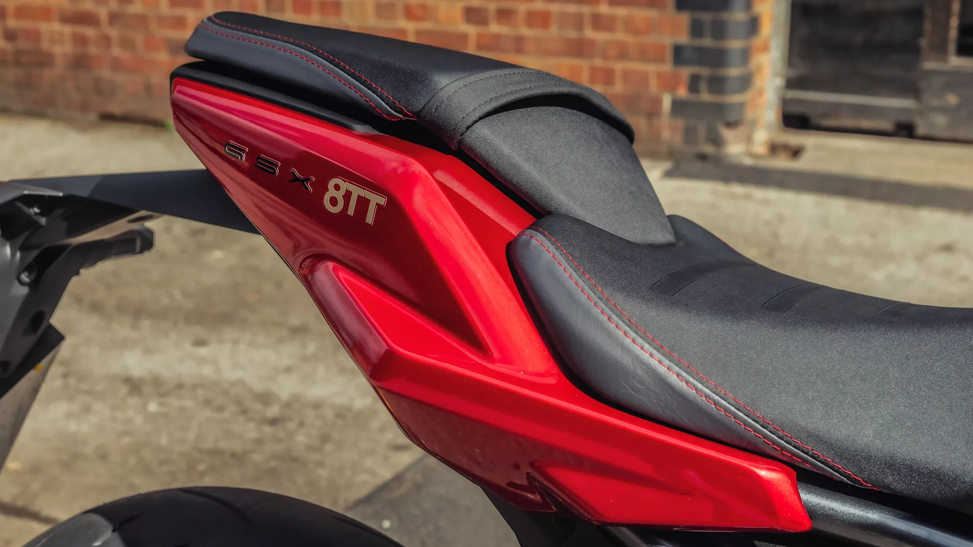 Suzuki GSX-8TT red, close up of the pillion seat and GSX-8TT logo