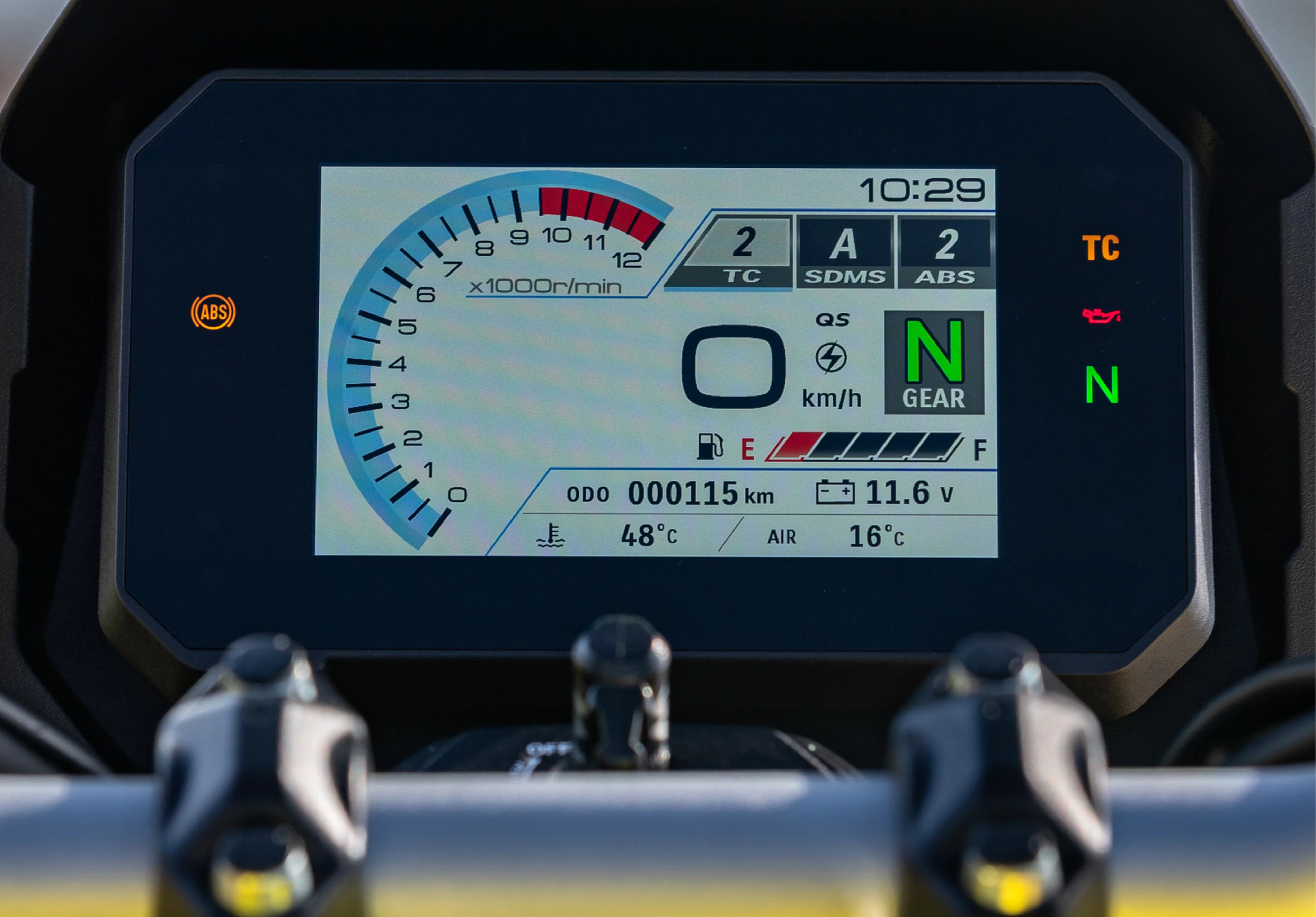 A clear look at the Suzuki V-Strom 800DE’s digital instrument cluster, featuring a colour gauge and multiple riding indicators.