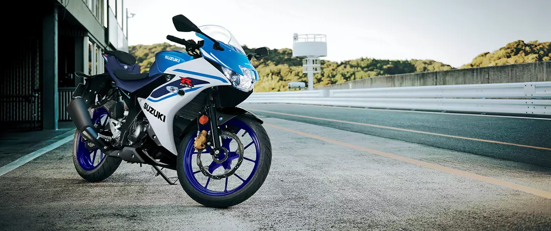 Suzuki GSX-R125 in pit lane front three quarters of the bike