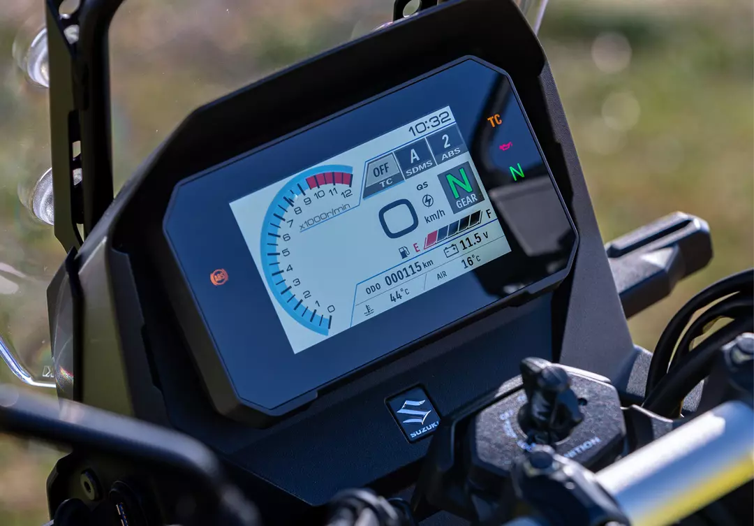 Digital instrument panel of the Suzuki V-Strom 800DE, displaying speed, fuel level, and ride mode settings.