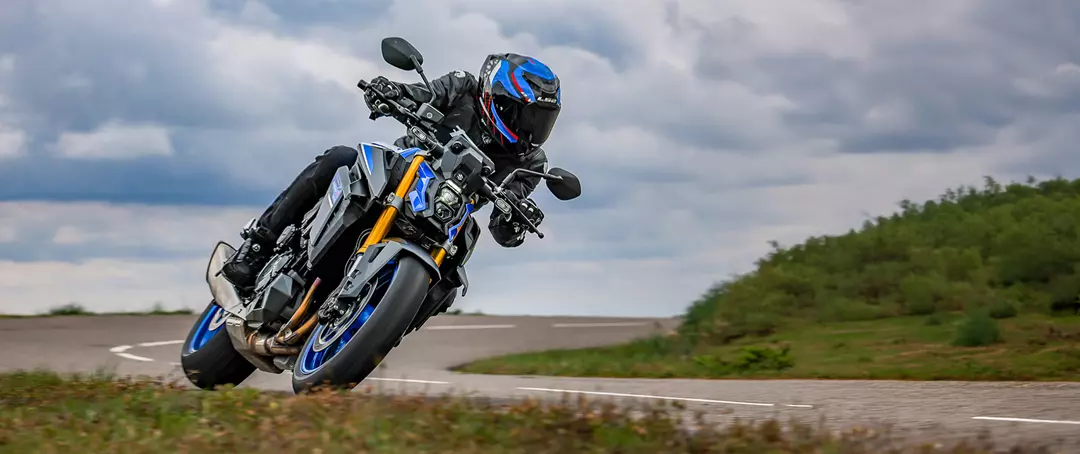 Suzuki GSX-S1000 leaning hard into a corner