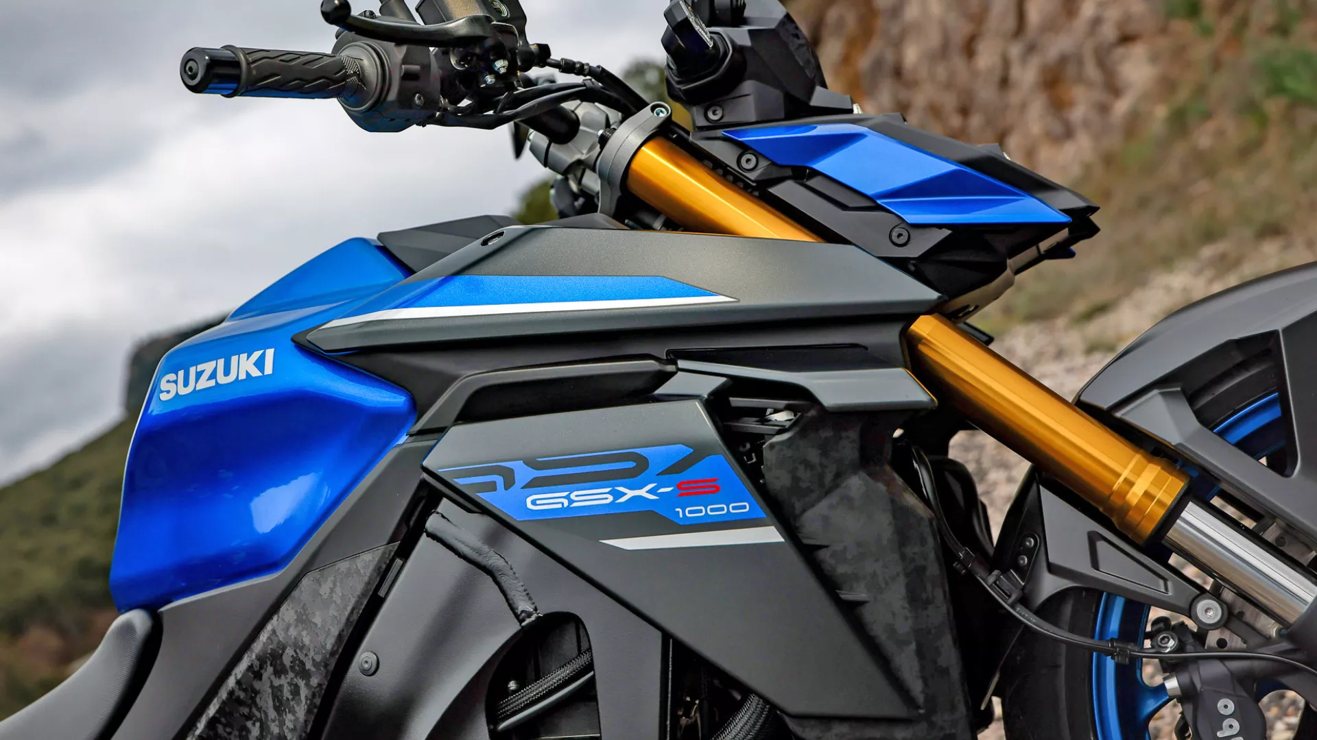 Suzuki GSX-S1000 blue fuel tank and chassis close-up on location.