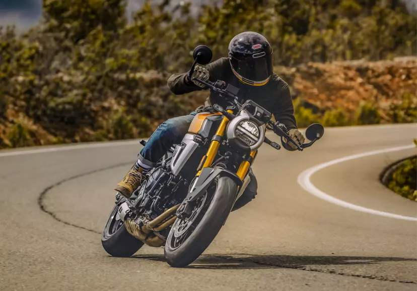 Suzuki GSX-8T leaning hard into a corner on a country road