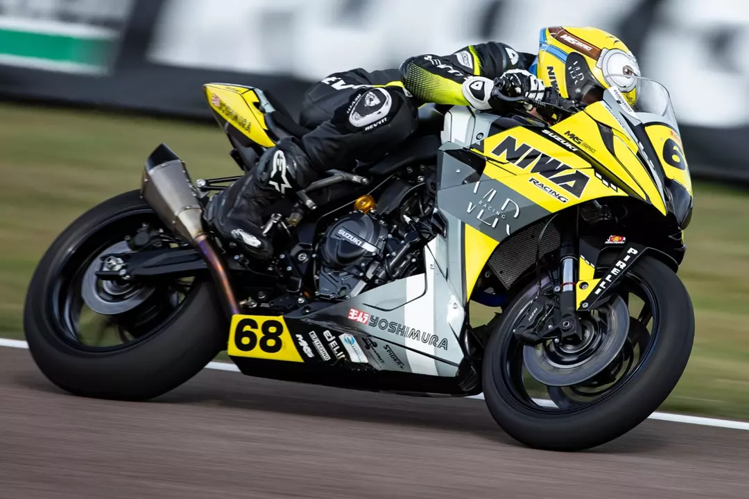Kas Beekmans racing his Suzuki GSX-8R at Thruxton