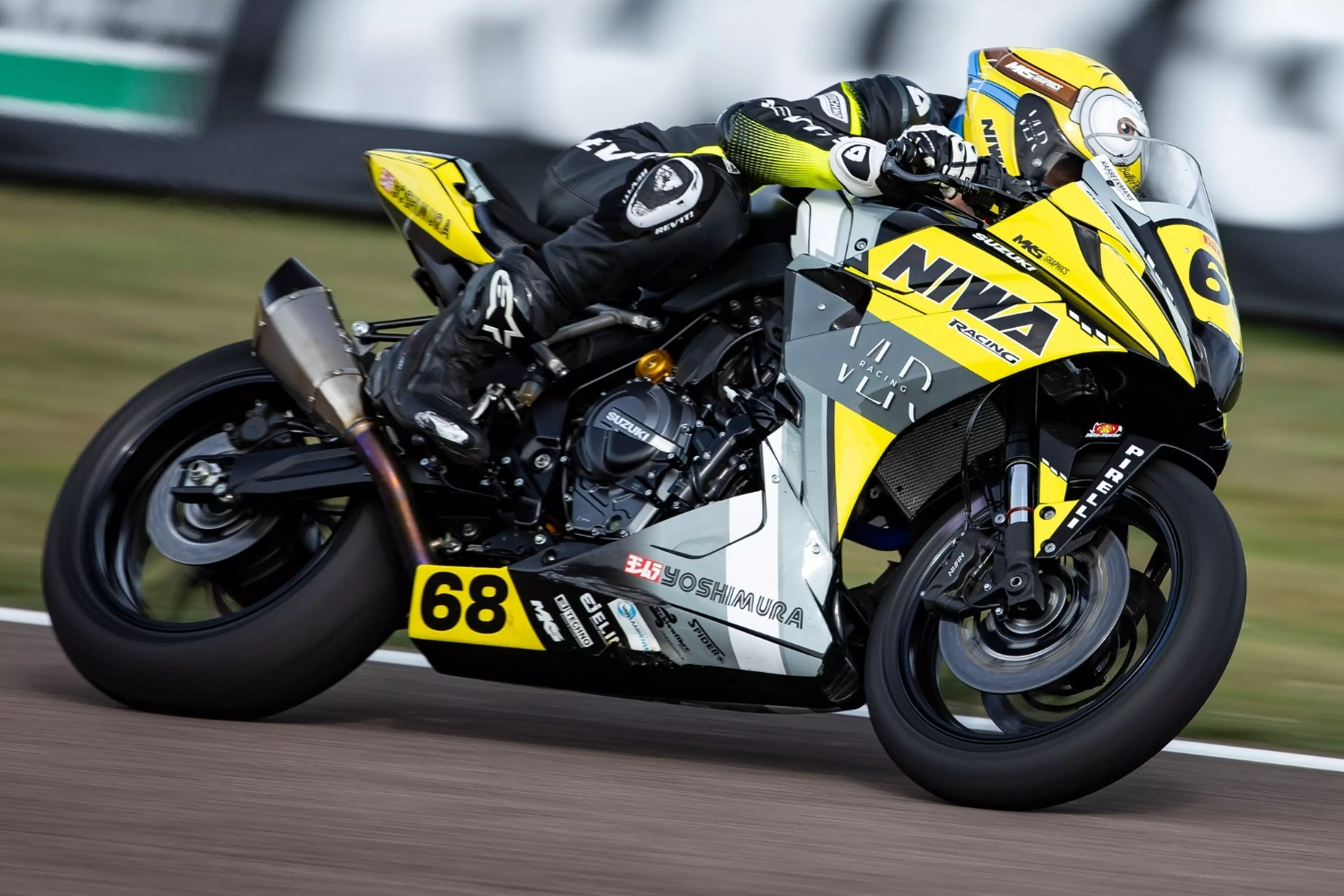 Kas Beekmans racing his Suzuki GSX-8R at Thruxton