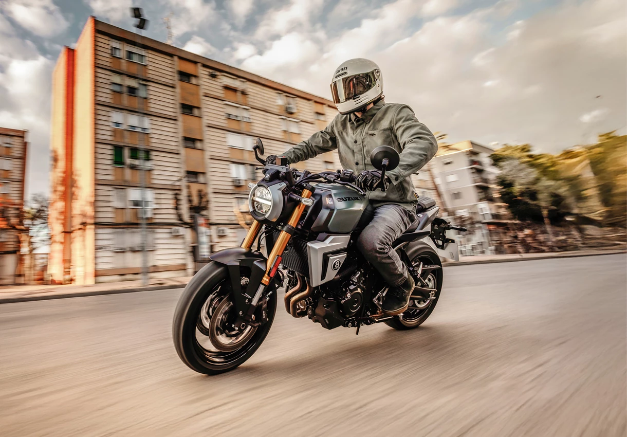 Suzuki GSX-8T leaning over slightly whilst moving through town