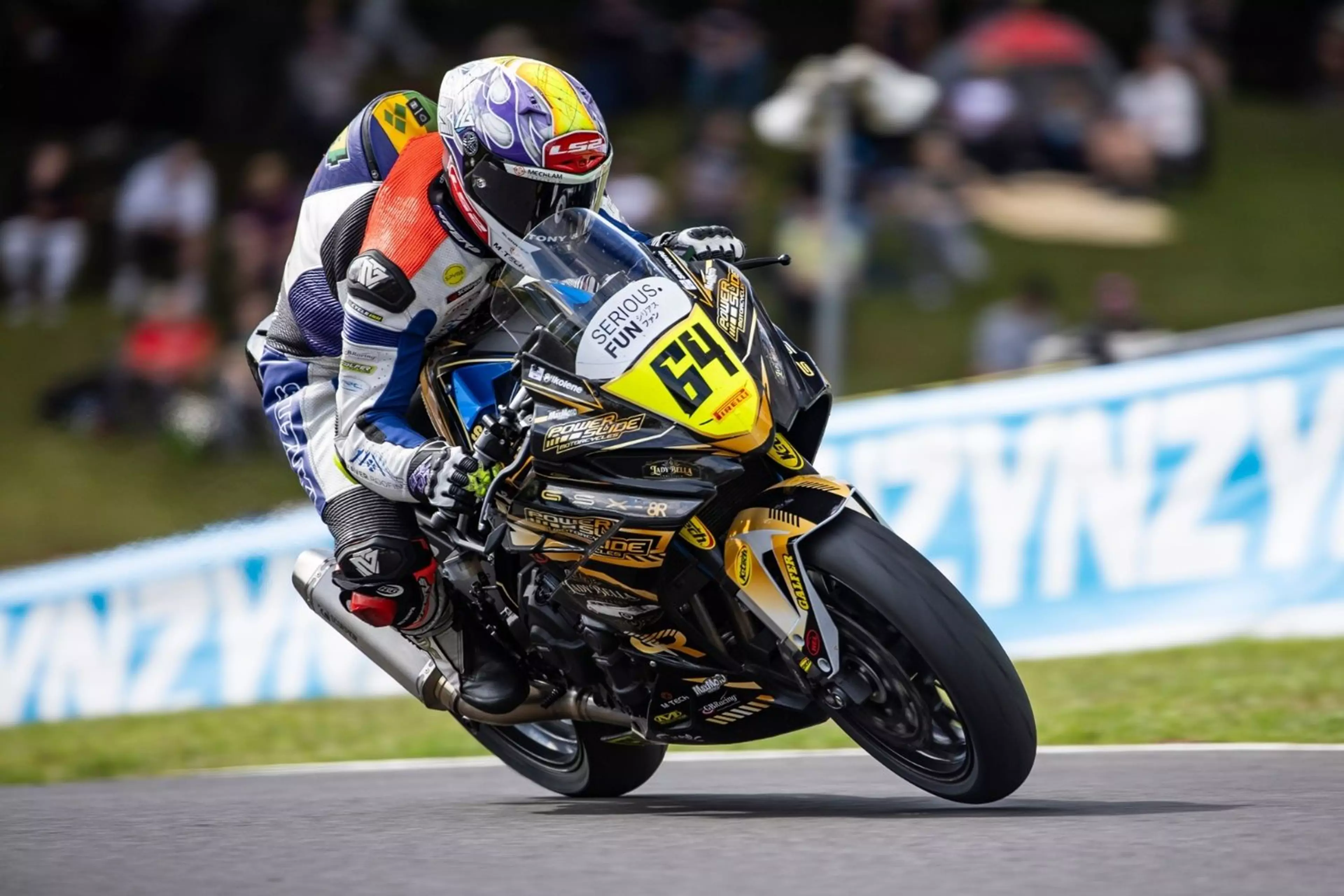 Asher Durham on his 8R at Cadwell Park