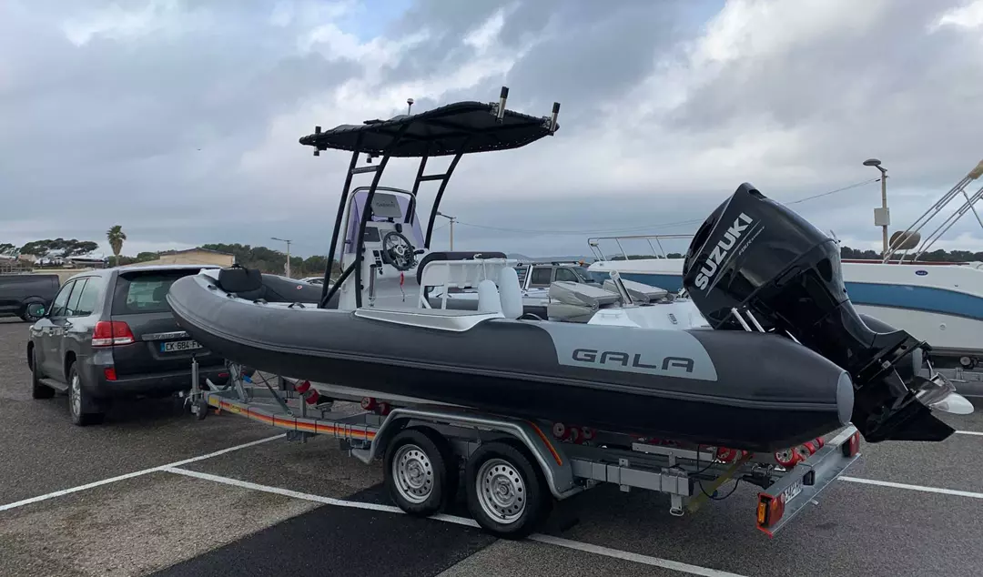 GALA V650 powered by a Suzuki outboard on a tailer being towed