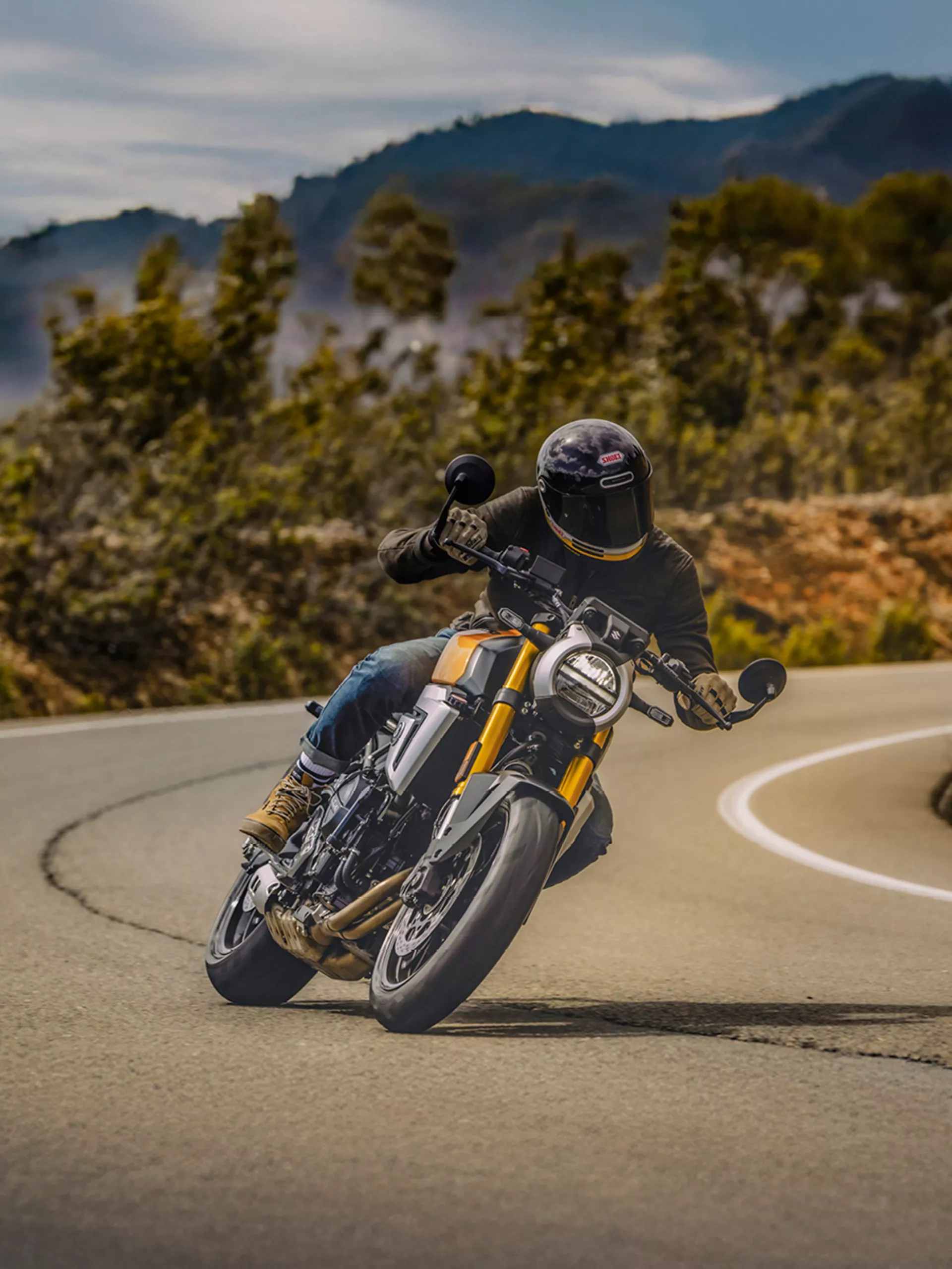 Suzuki GSX-8T leaning hard into a corner on a country road