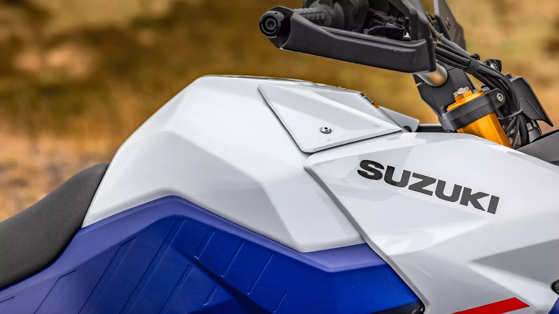Suzuki V-Strom 800DE right hand side showcasing the Suzuki logo and fuel tank