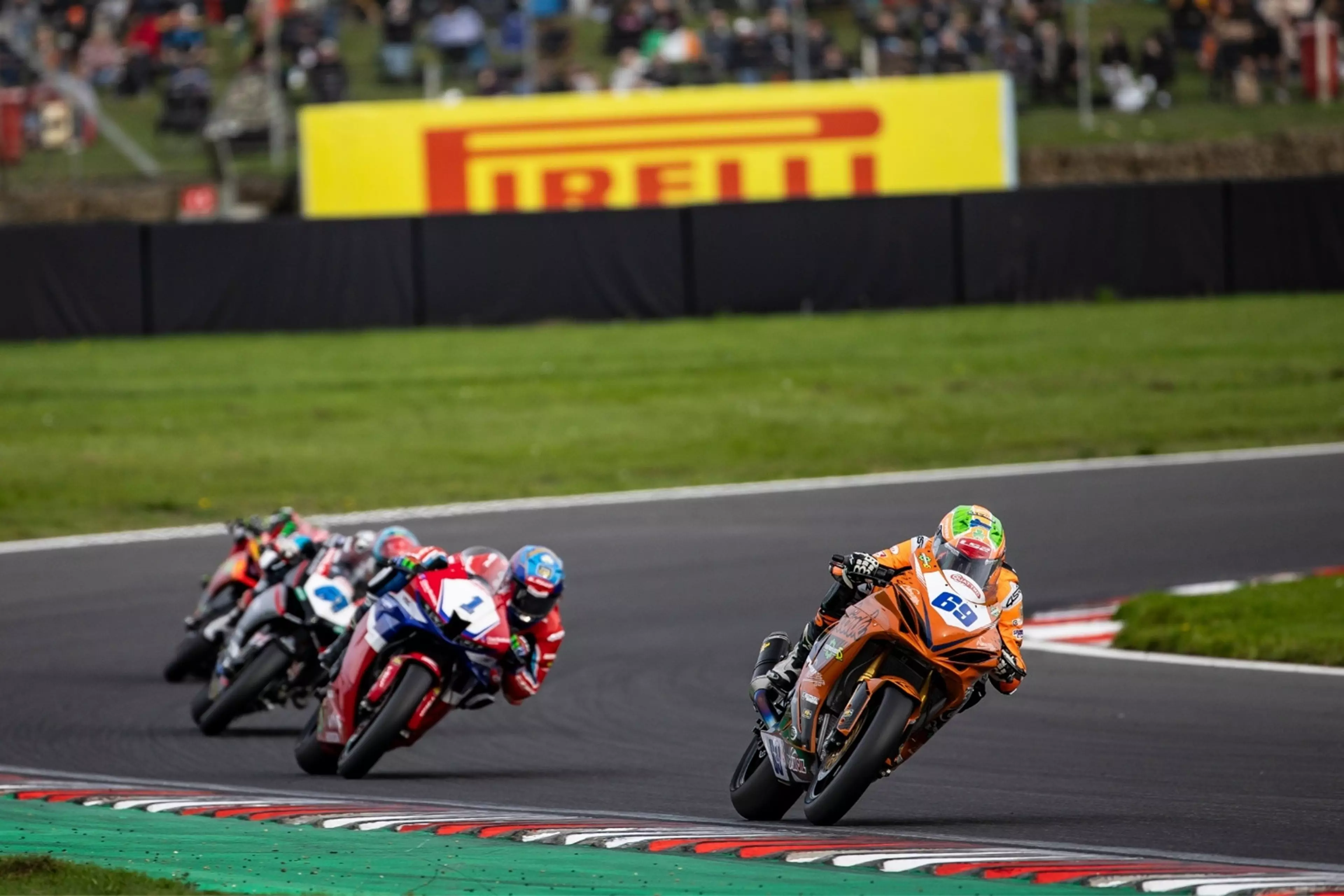 GSX-R750 leading supersport race at Brands