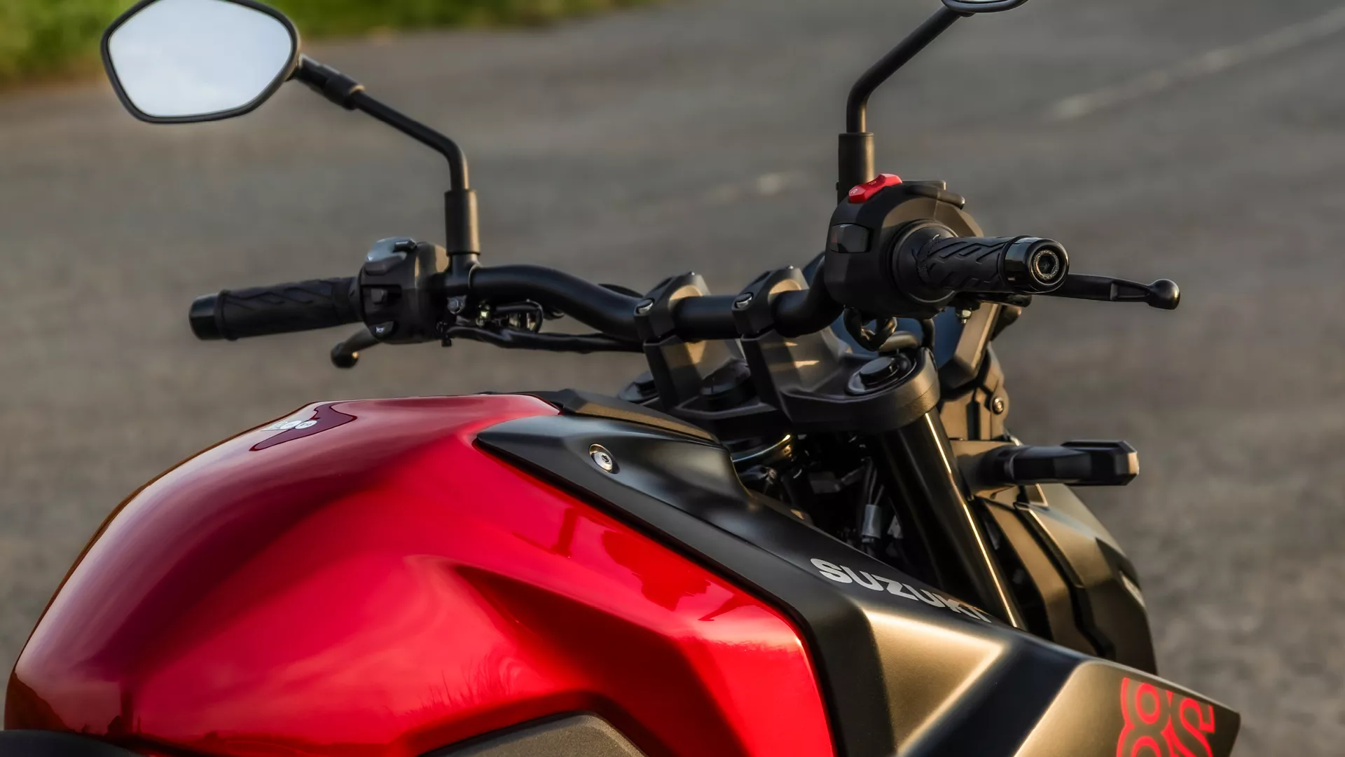 Suzuki GSX-8S handlebars and tank right hand side