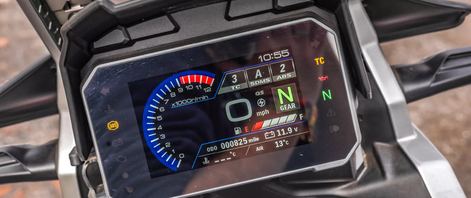 Suzuki V-Strom 1050DE TFT screen close up