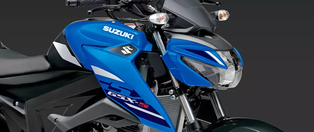 Suzuki GSX-S125 studio front right hand side, close up.