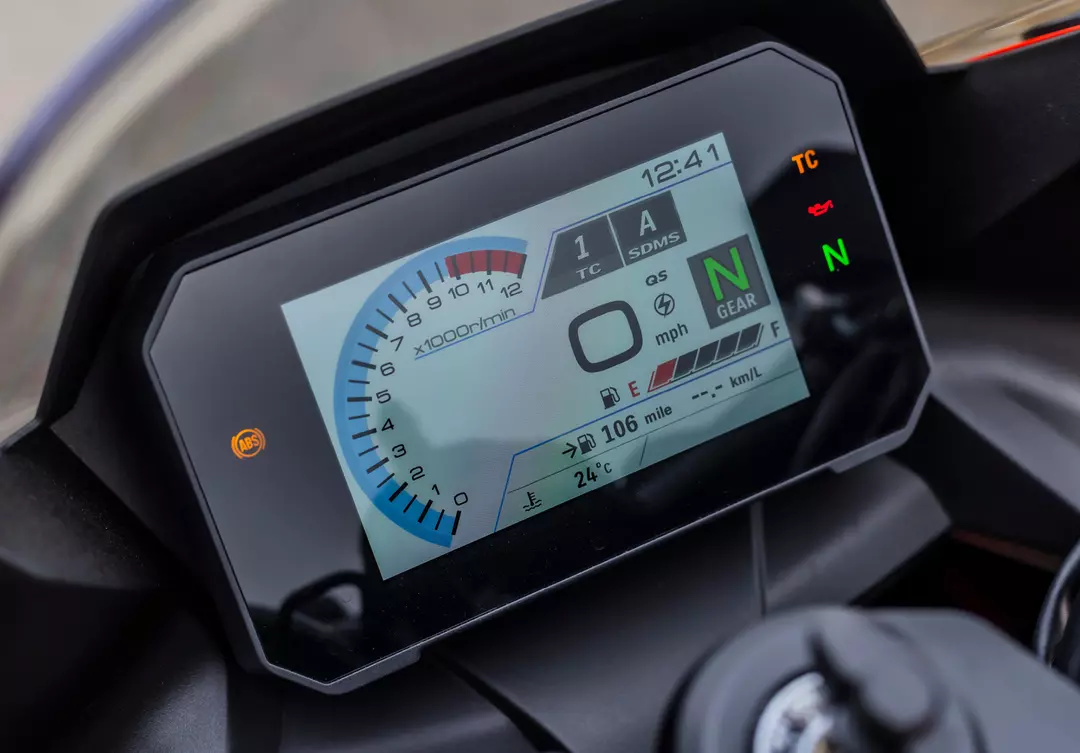 Suzuki GSX-8R TFT dash close-up on location