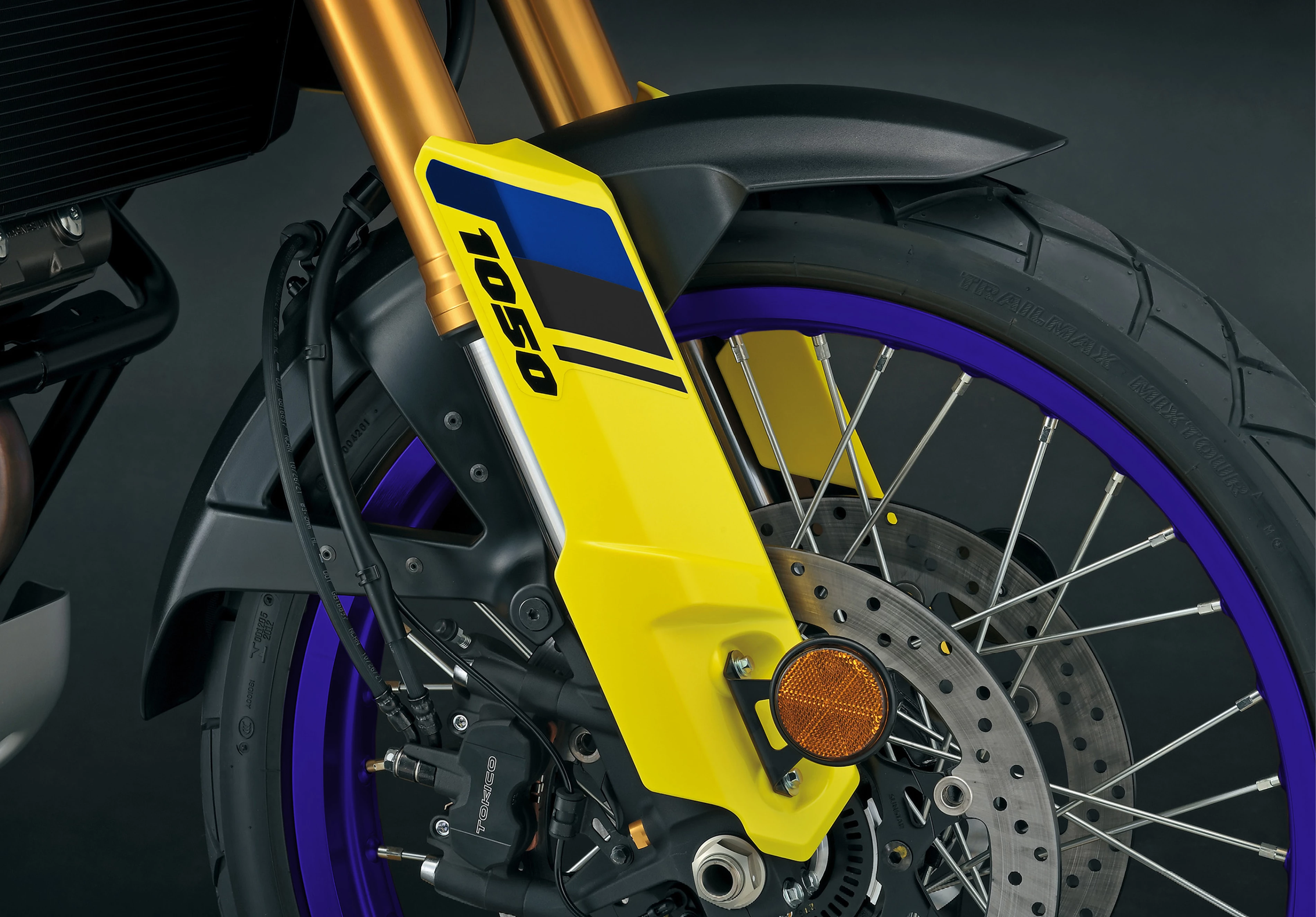 Suzuki V-Strom 1050DE front mudguard and decals close up