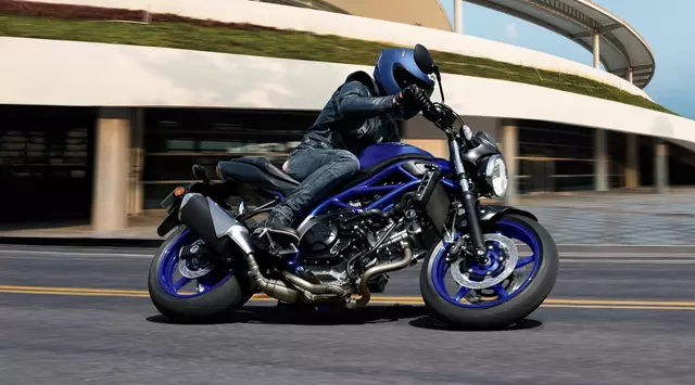 Suzuki SV650 leaning over into a bend in the city