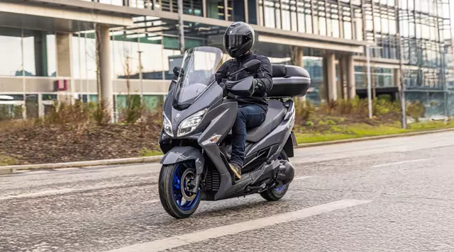 Suzuki Burgman 400 city action in front of an office building