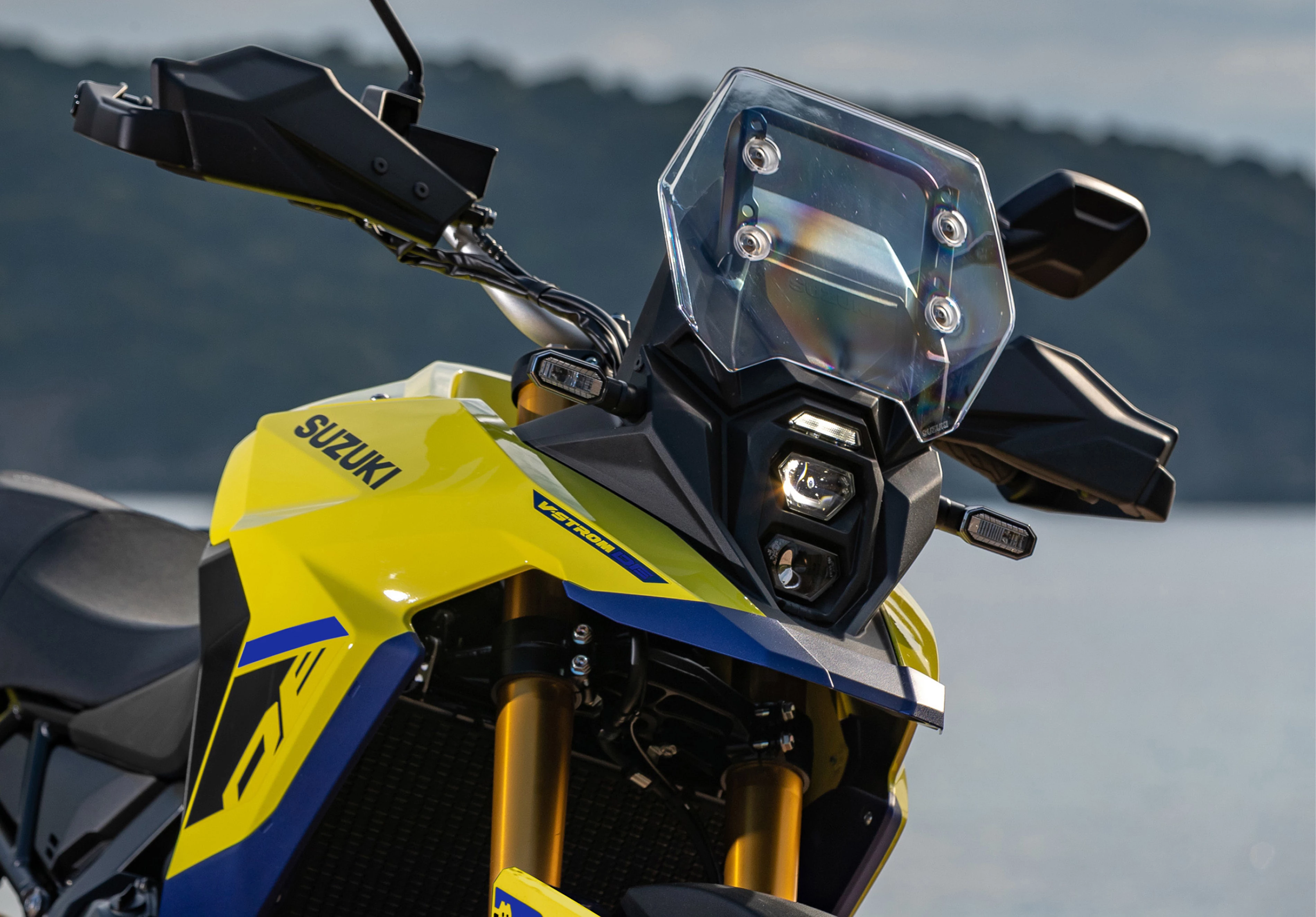 A detailed location image of the V-Strom 800DE highlighting the screen protection
