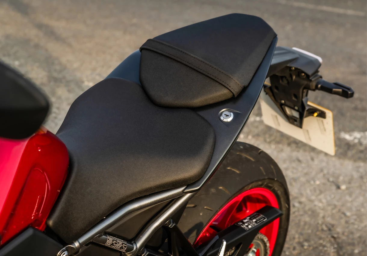 Suzuki GSX-8S seat and pillion seat close-up