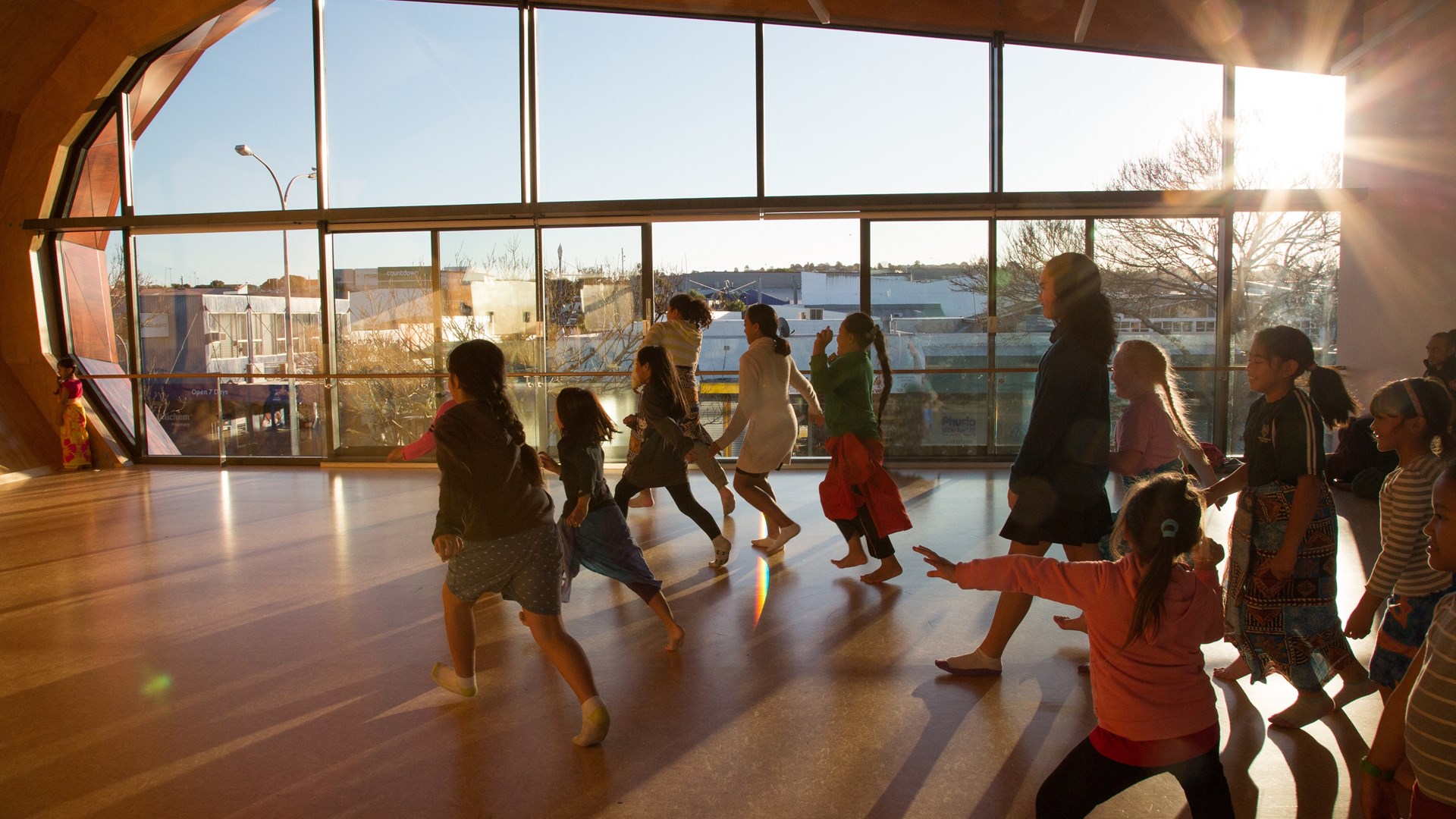 Children playing in Te Oro, the Glenn Innes Community Centre. The name ‘Te Oro’ has been gifted to the centre by Ngāti Pāoa with the endorsement of Ngāi Tai ki Tāmaki and Ngāti Whātua Ōrākei. Source: Sara Orme, New Zealand Story.