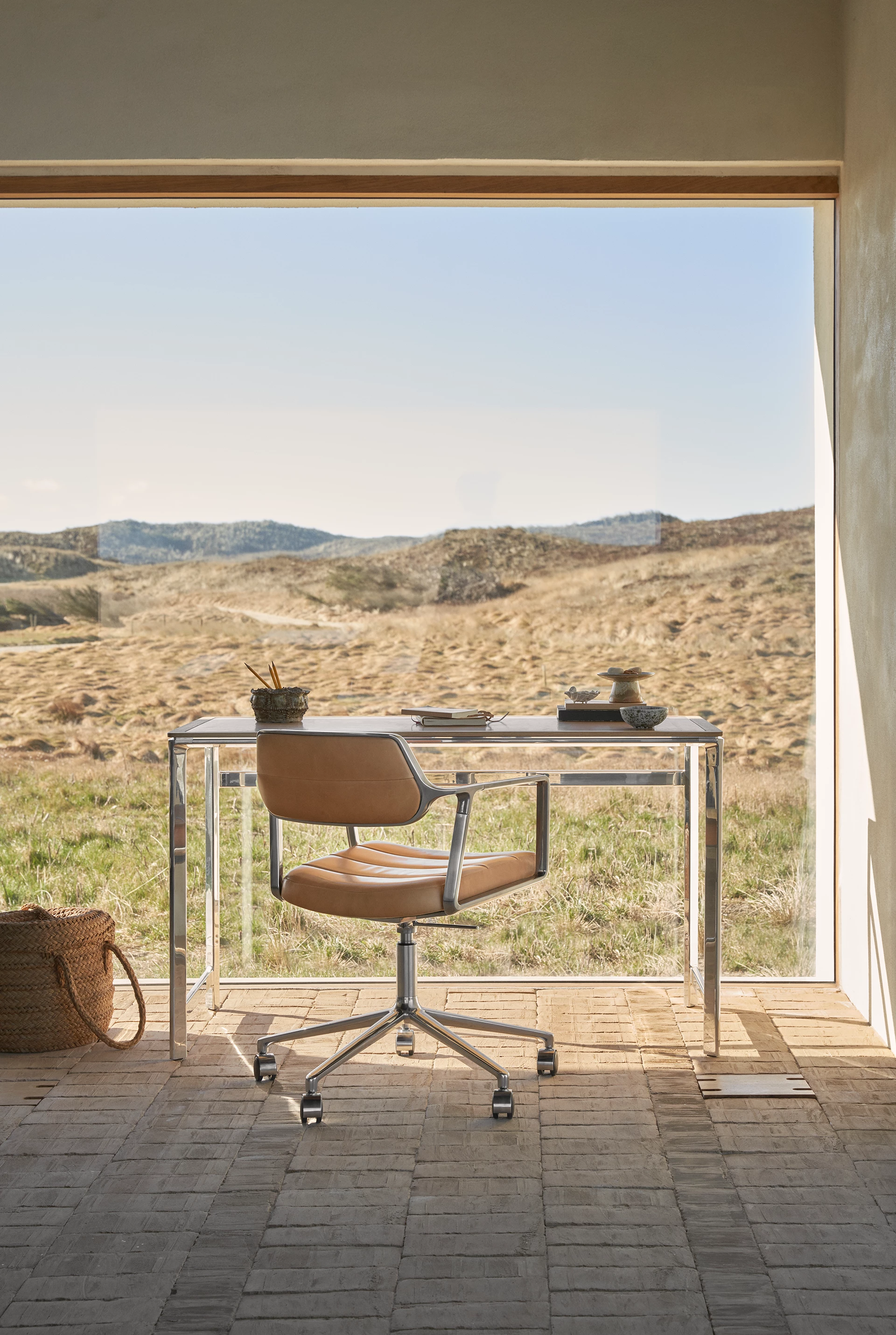 Vipp 430 453 Swivel+ Camel Studio Desk Thy 01