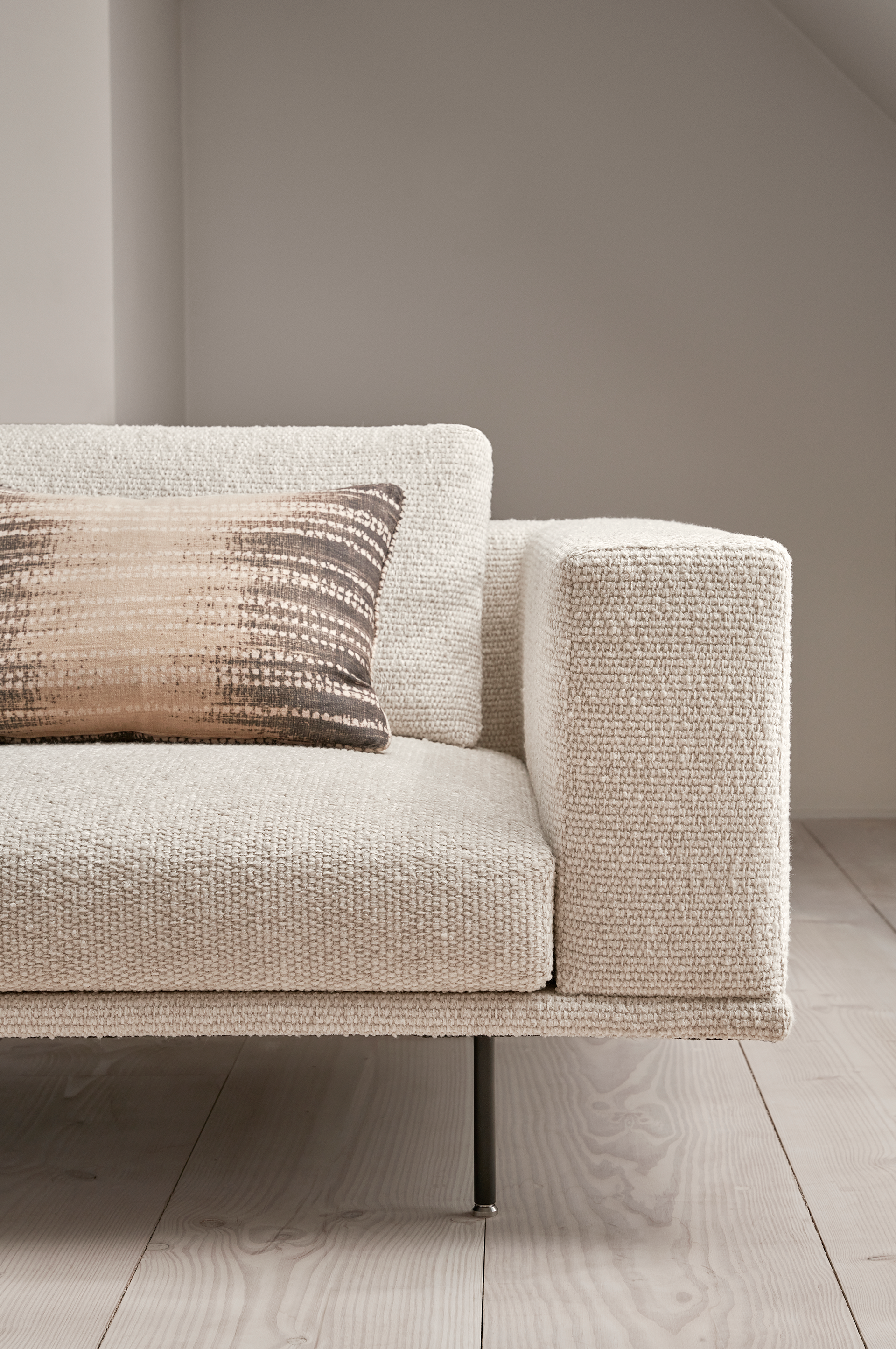 Vipp 610 Sofa Loft Wavy Off White Light Grey Detail 03 Flipped