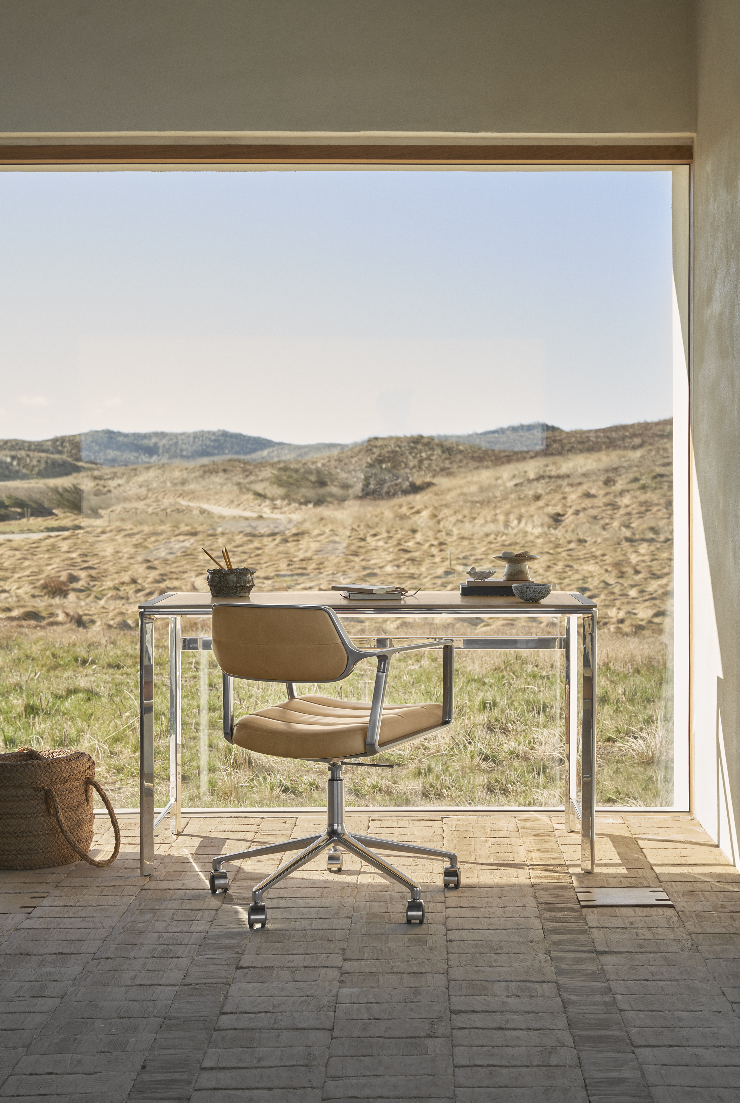 Vipp 430 453 Swivel+ Camel Studio Desk Thy 01