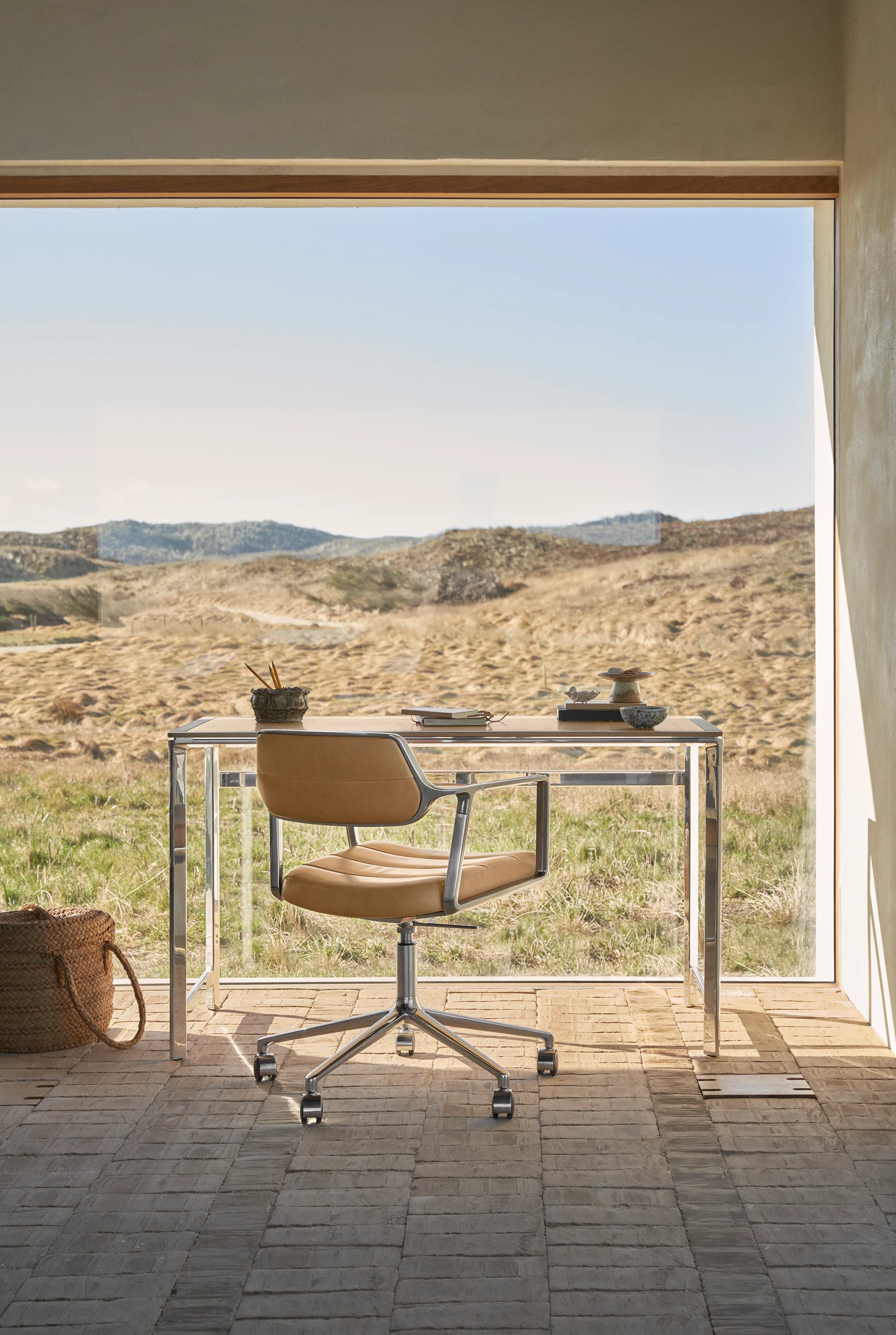 Vipp 430 453 Swivelplus Camel Studio Desk Thy 01