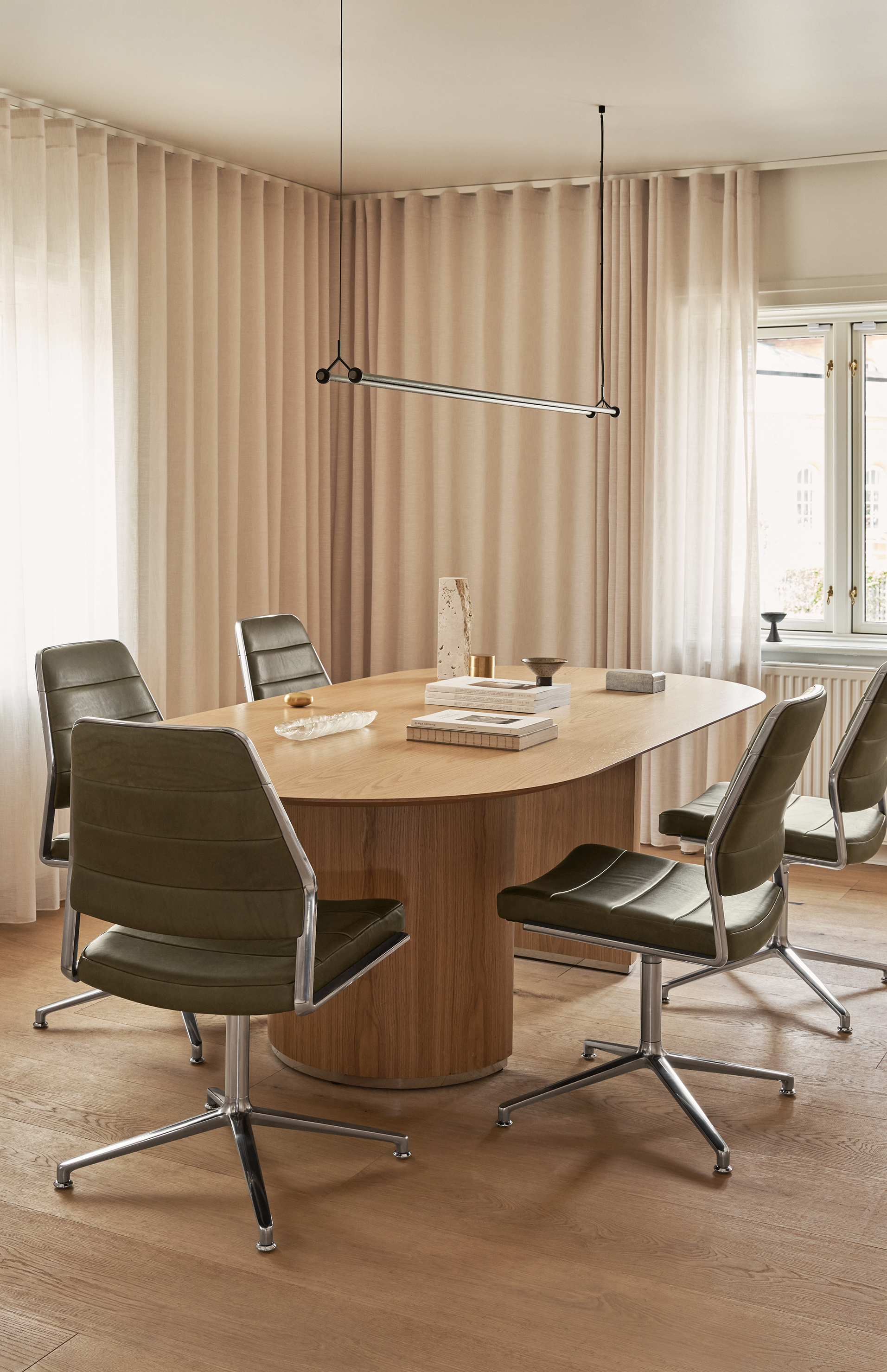 Vipp 454 Swivel Chair Alu Bosco Green Gliders 02 Crop