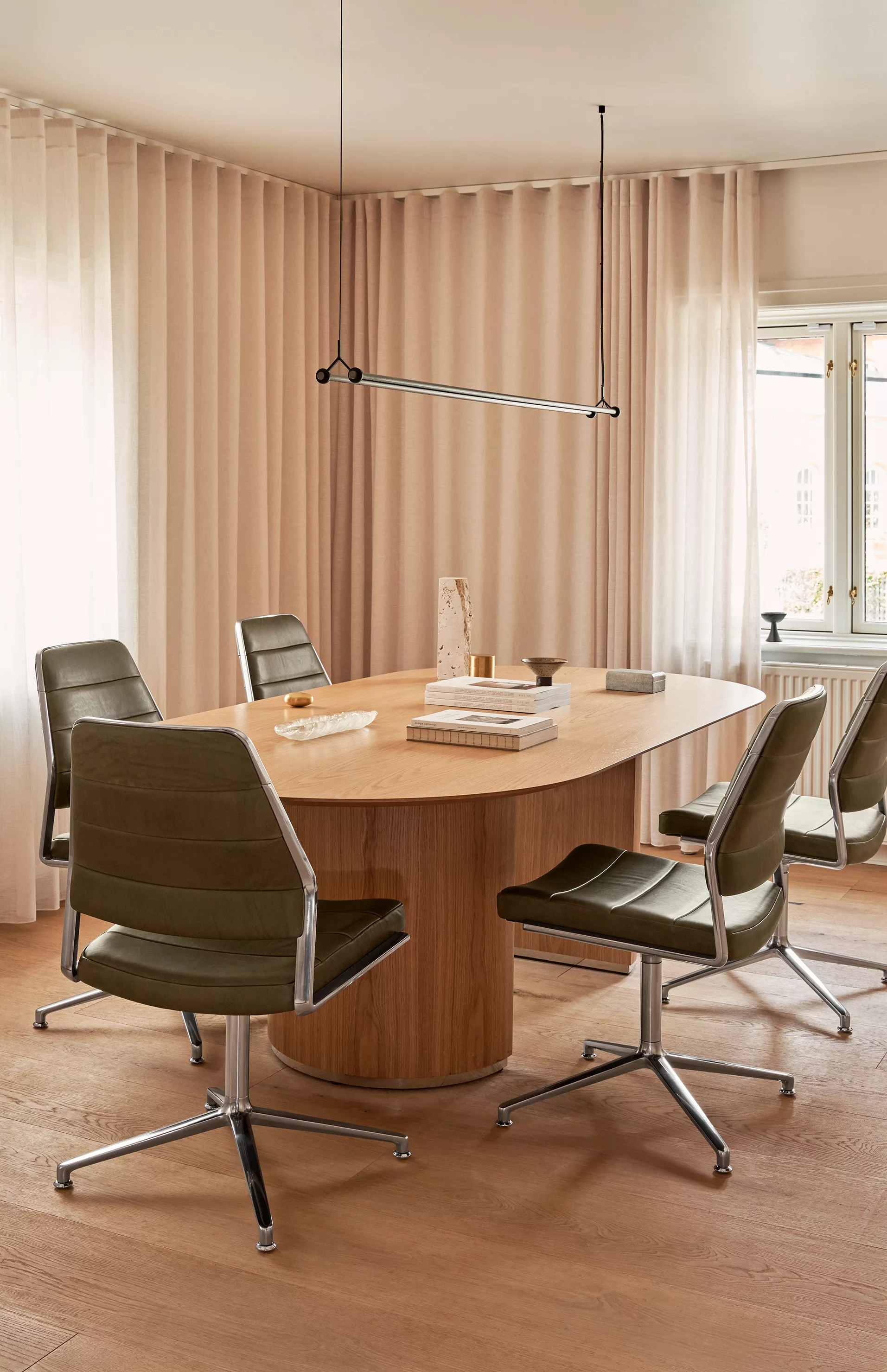 Vipp 454 Swivel Chair Alu Bosco Green Gliders 02 Crop