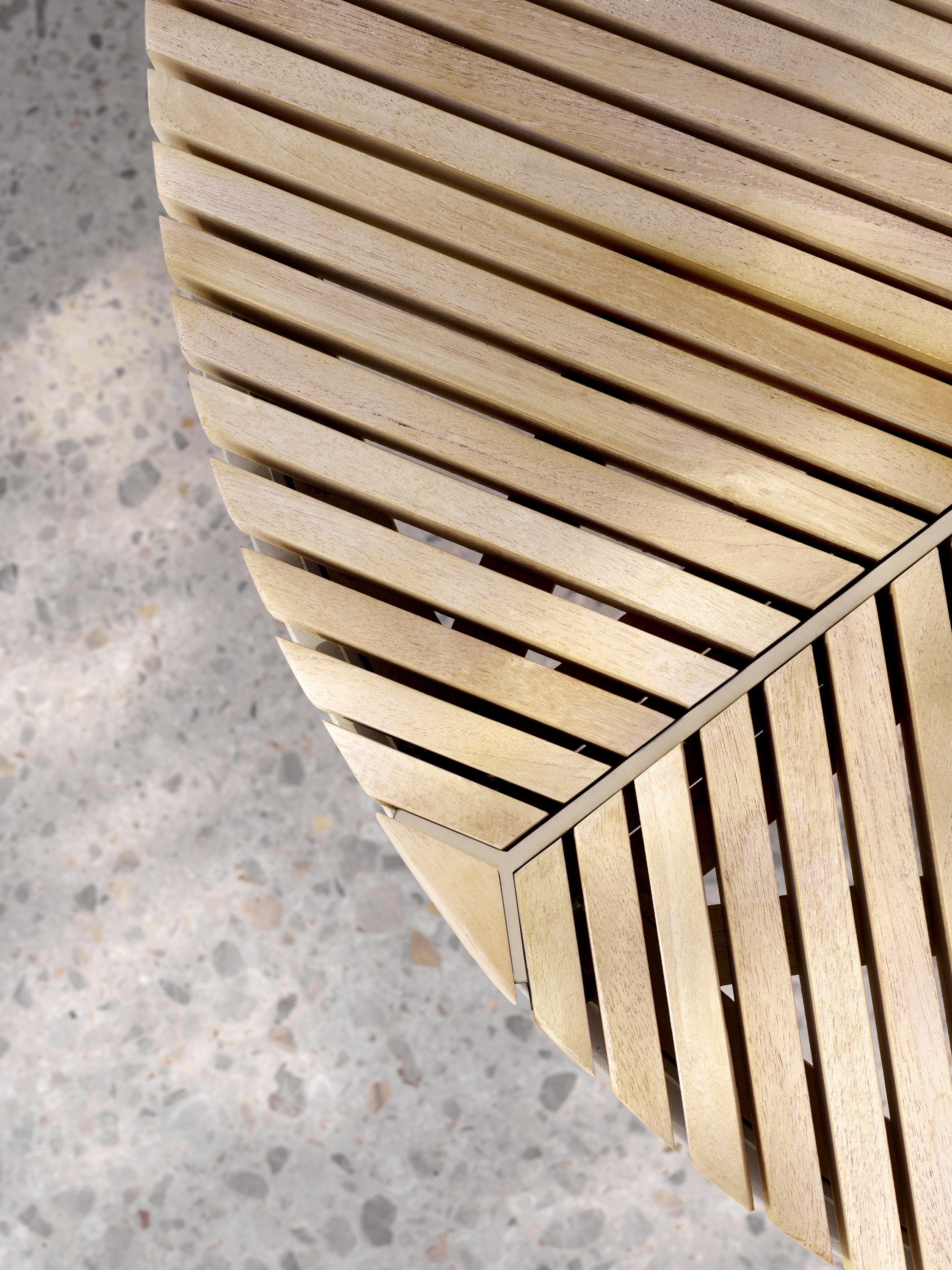Vipp 716 Outdoor Coffee Table Ø90 Teak 01 Detail