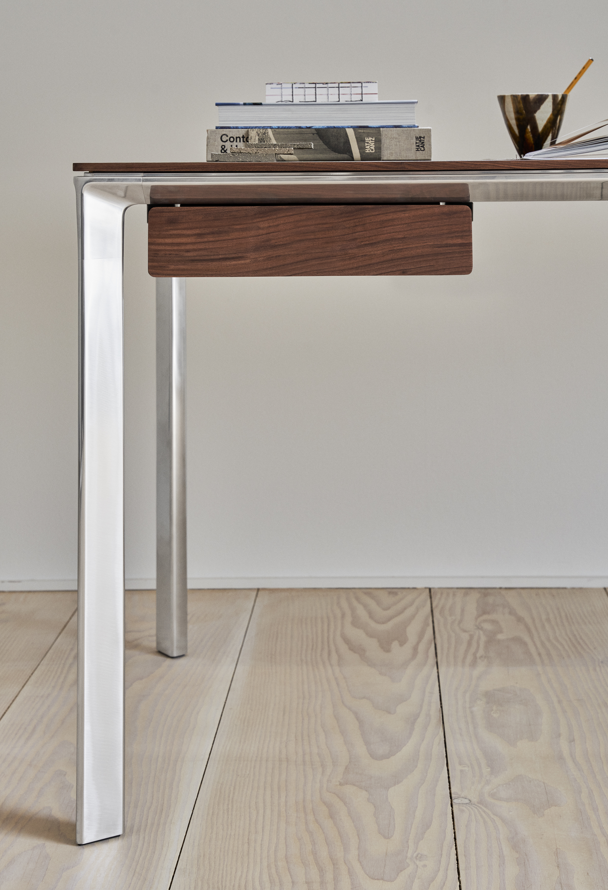 Vipp 432 Work Desk Bosco Green Leather Detail 01