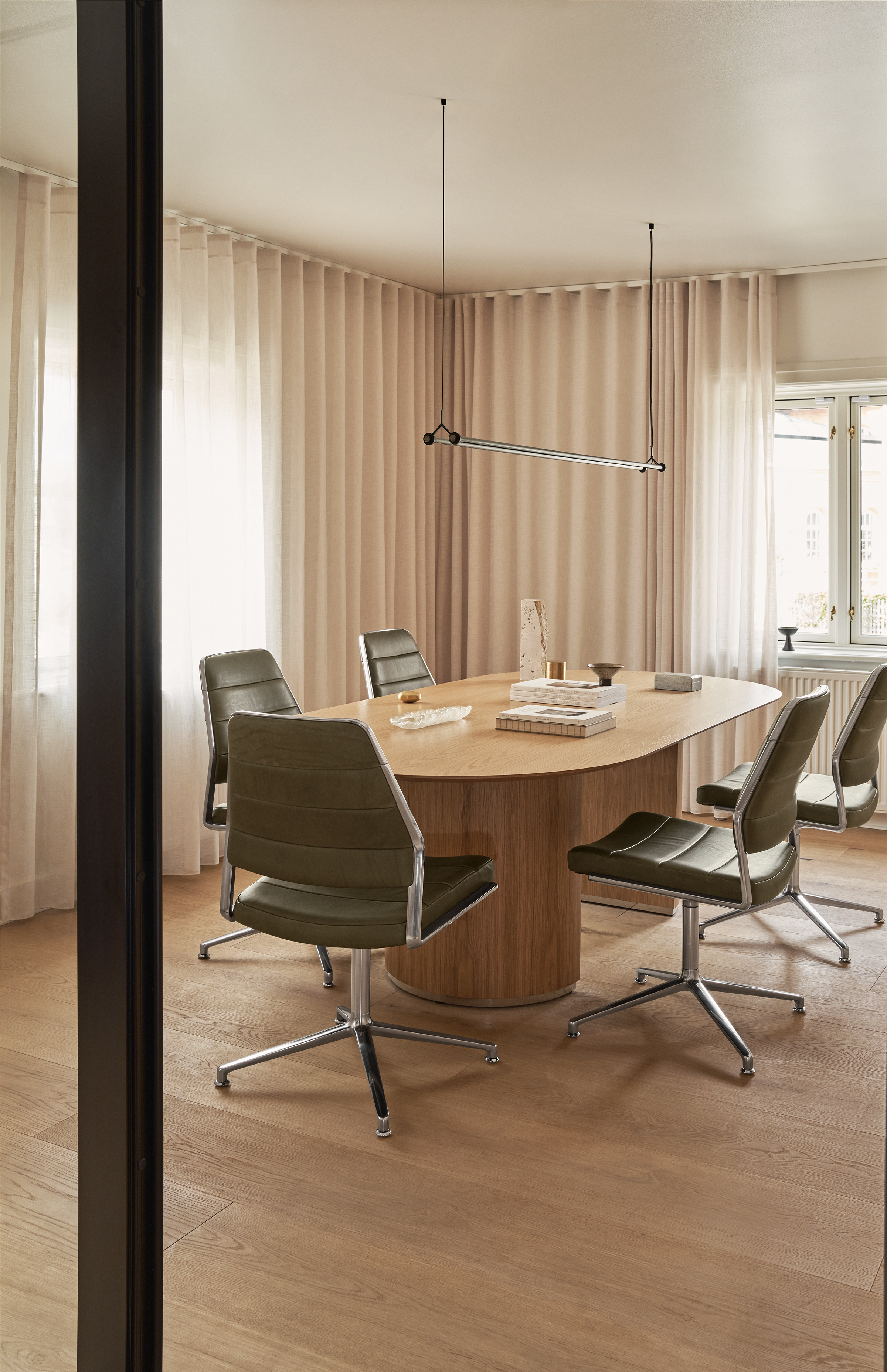 Vipp 454 Swivel Chair Alu Bosco Green Gliders 02