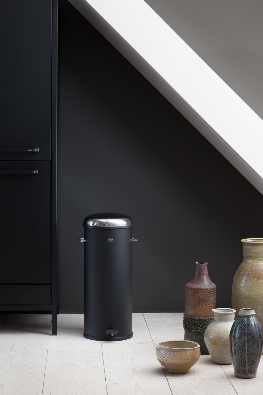 Vipp 17 Pedal Bin Black 01