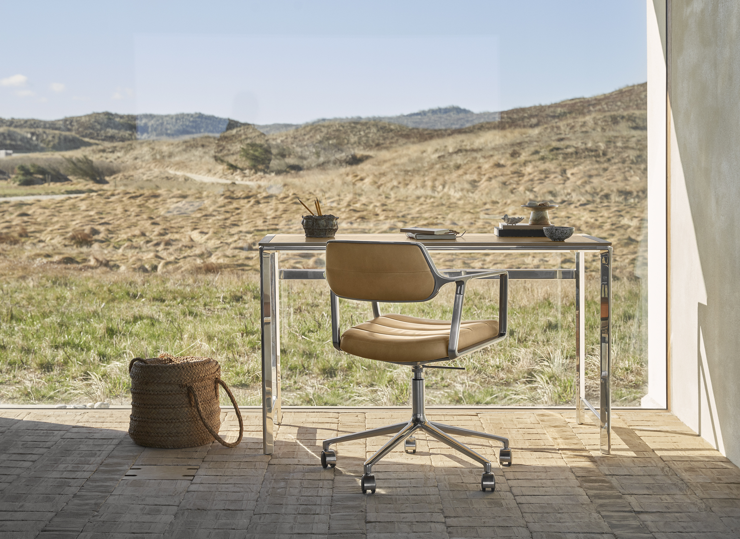 Vipp 430 453 Swivel+ Camel Studio Desk Thy 02 (1)