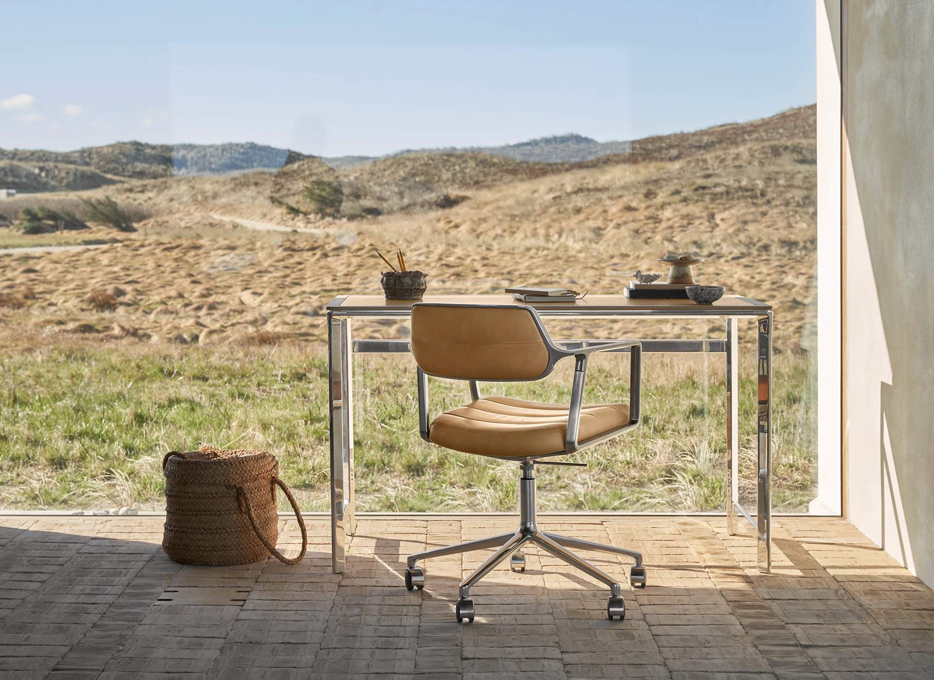 Vipp 430 453 Swivel+ Camel Studio Desk Thy 02 (1)