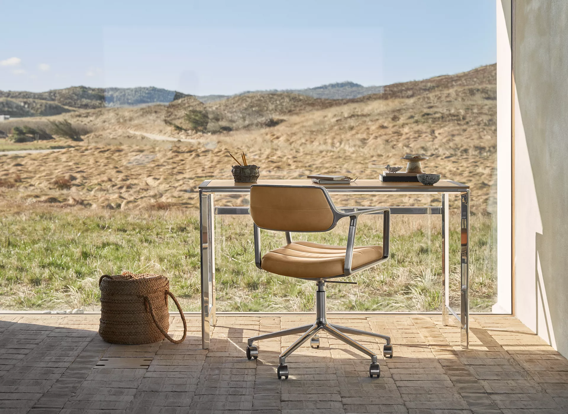 Vipp 430 453 Swivel+ Camel Studio Desk Thy 02 (1)