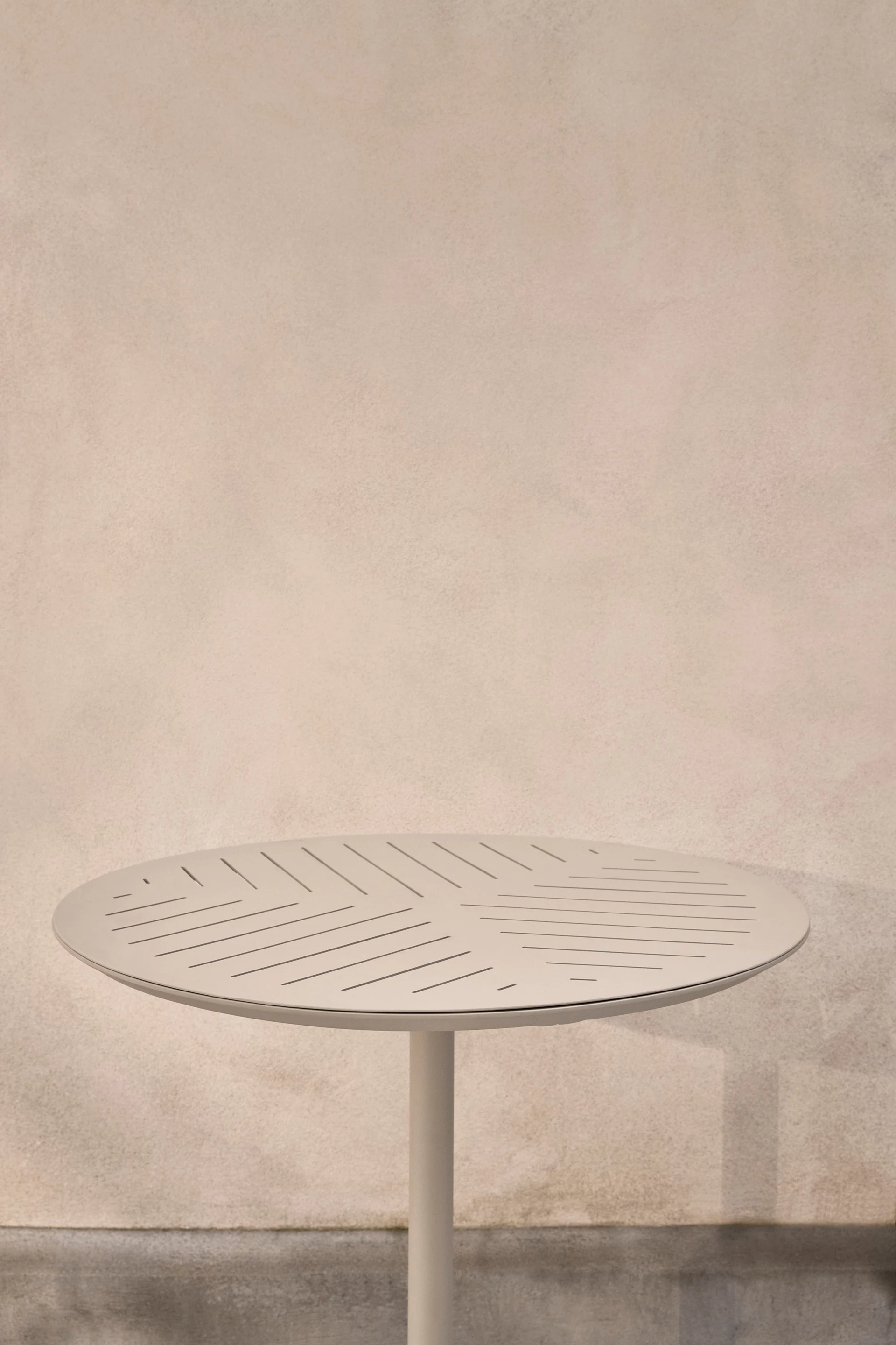 Vipp717 Openair Cafe Table Alu 01